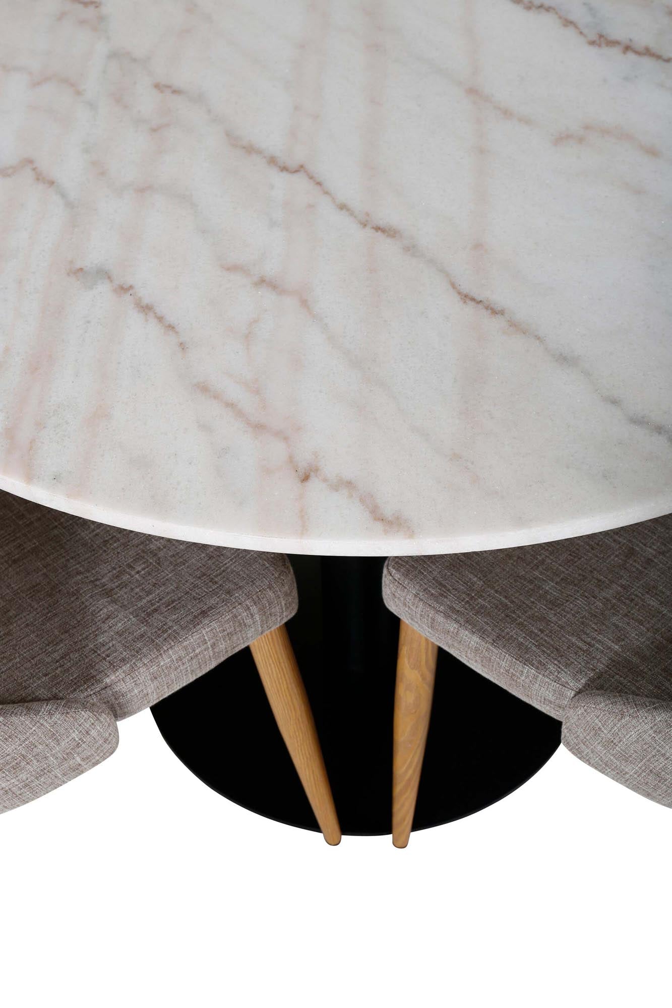 Elegantes Esszimmerset Estelle + Leone mit Marmor-Tisch und bequemen Stühlen für 4 Personen. Ideal für gesellige Abende!