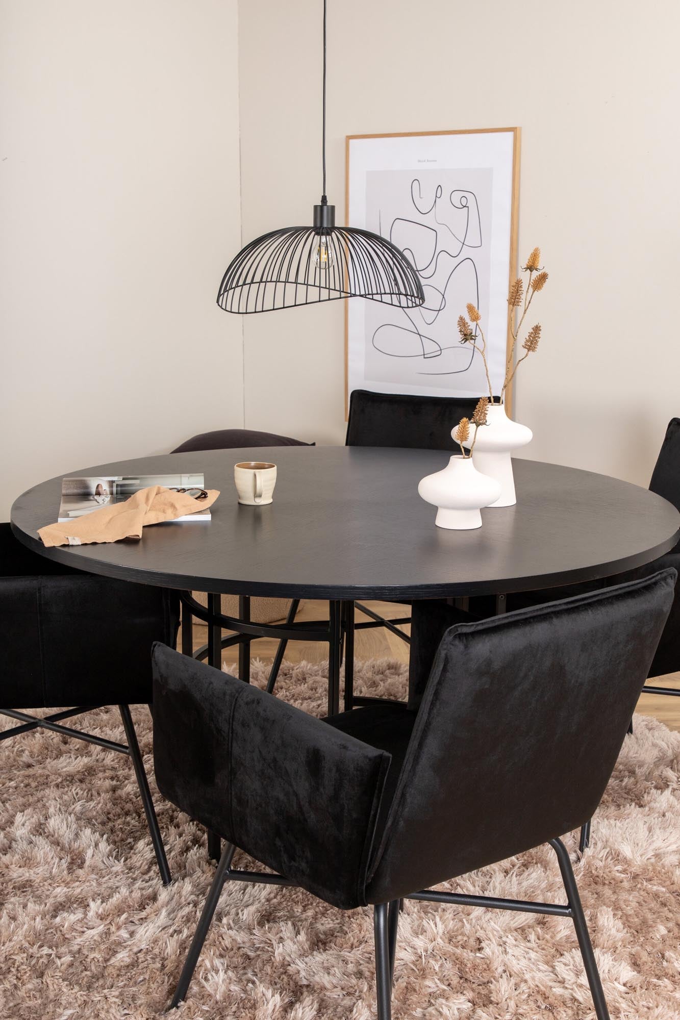 Elegantes Esszimmerset Copenhagen + Petra mit runden Tisch und luxuriösen Stühlen für einladende Essbereiche.