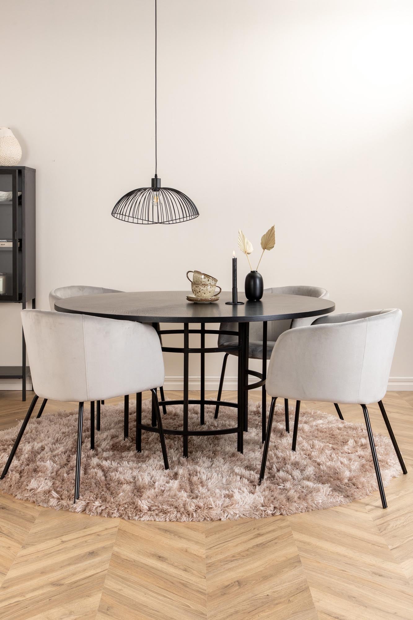 Entdecken Sie das Esszimmerset Copenhagen + Berit: Moderner runder Tisch mit 140 cm Durchmesser und eleganten, komfortablen Stühlen für gesellige Runden.