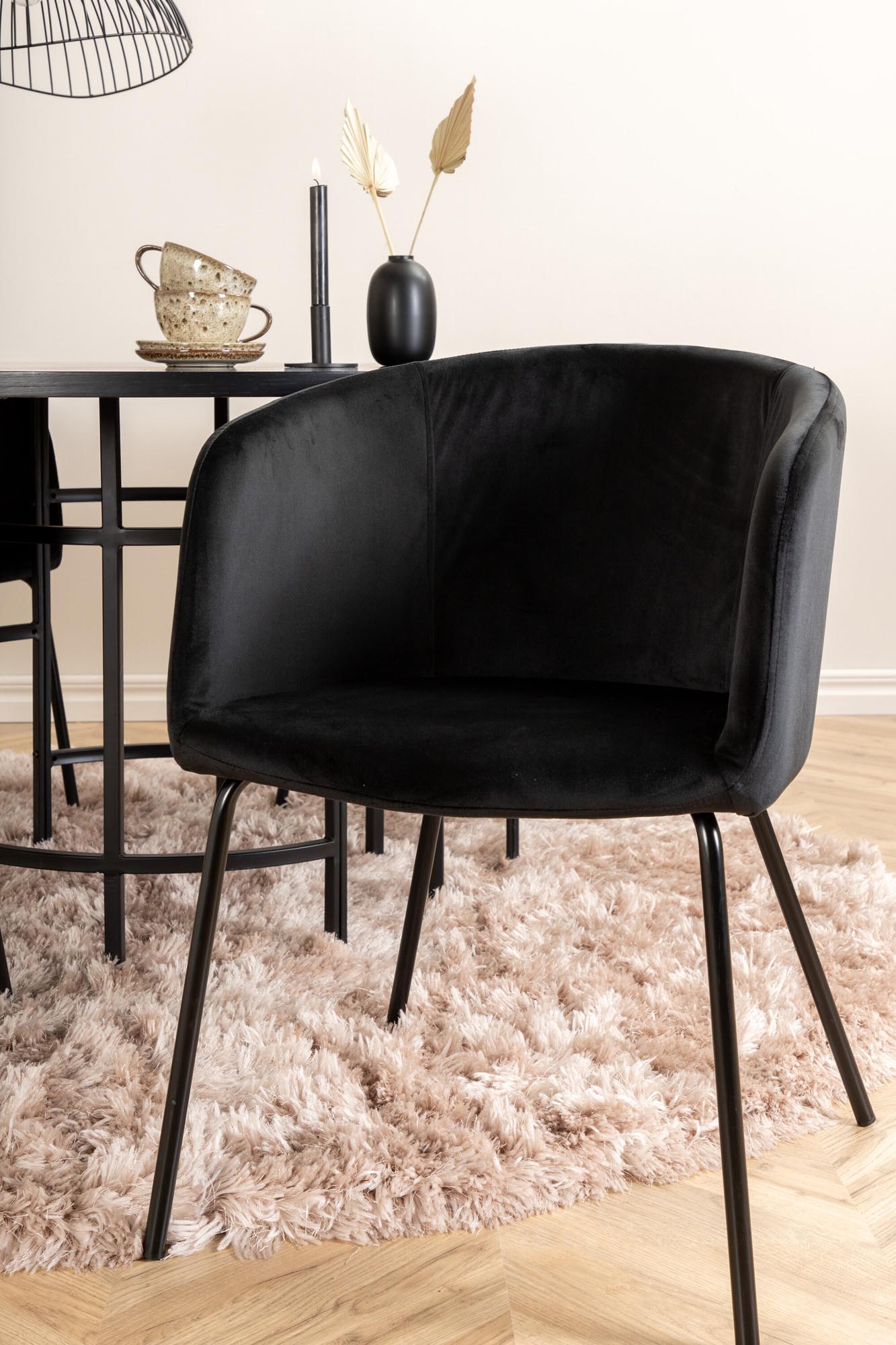 Esszimmerset Copenhagen + Berit ⌀140cm/4St. in Schwarz präsentiert im Onlineshop von KAQTU Design AG. Esszimmerset ist von Venture Home