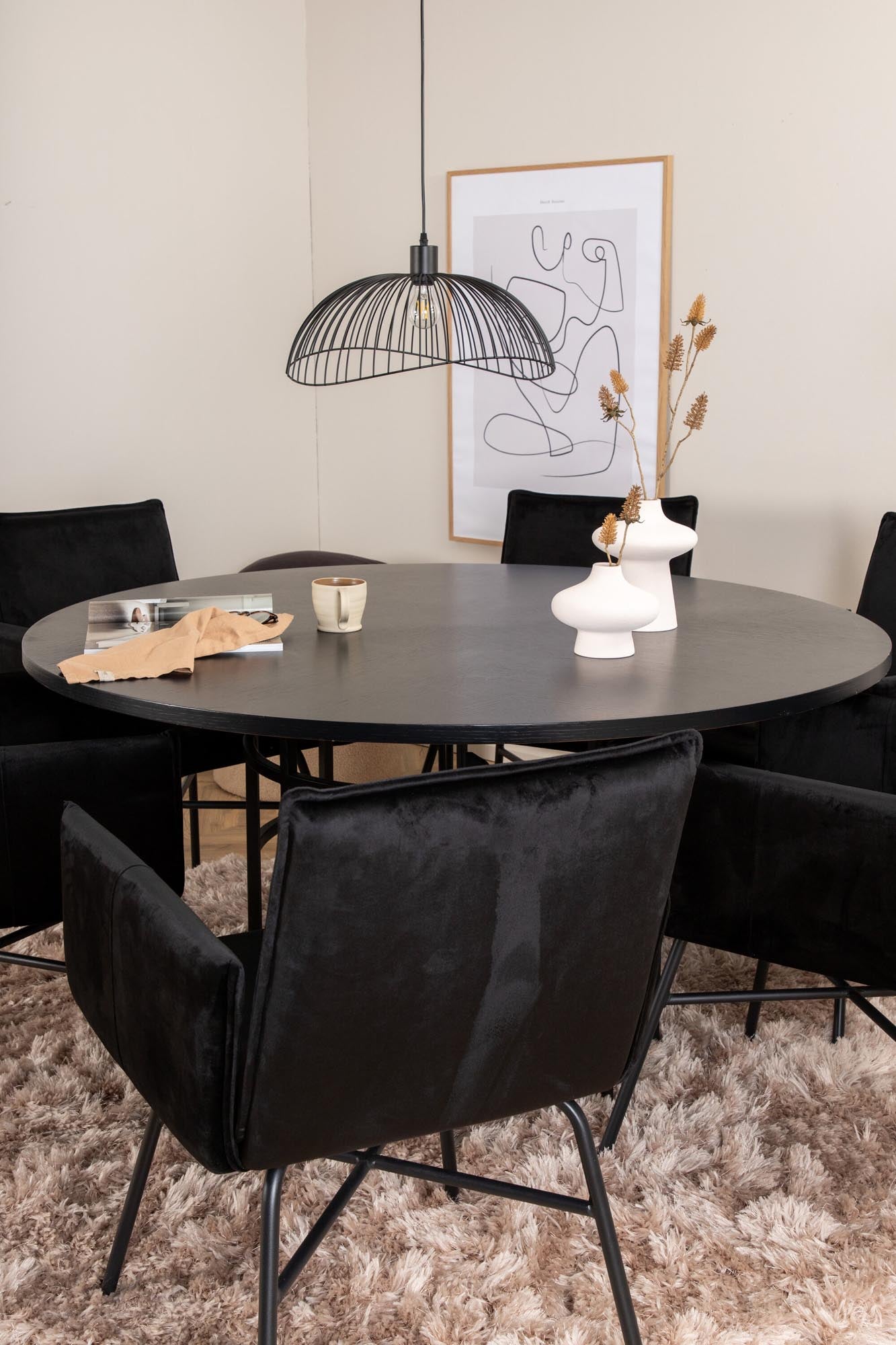 Elegantes Esszimmerset mit runden Tisch (Ø140cm) aus MDF und 6 stilvollen Samtstühlen. Ideal für festliche Anlässe und gemütliche Mahlzeiten.