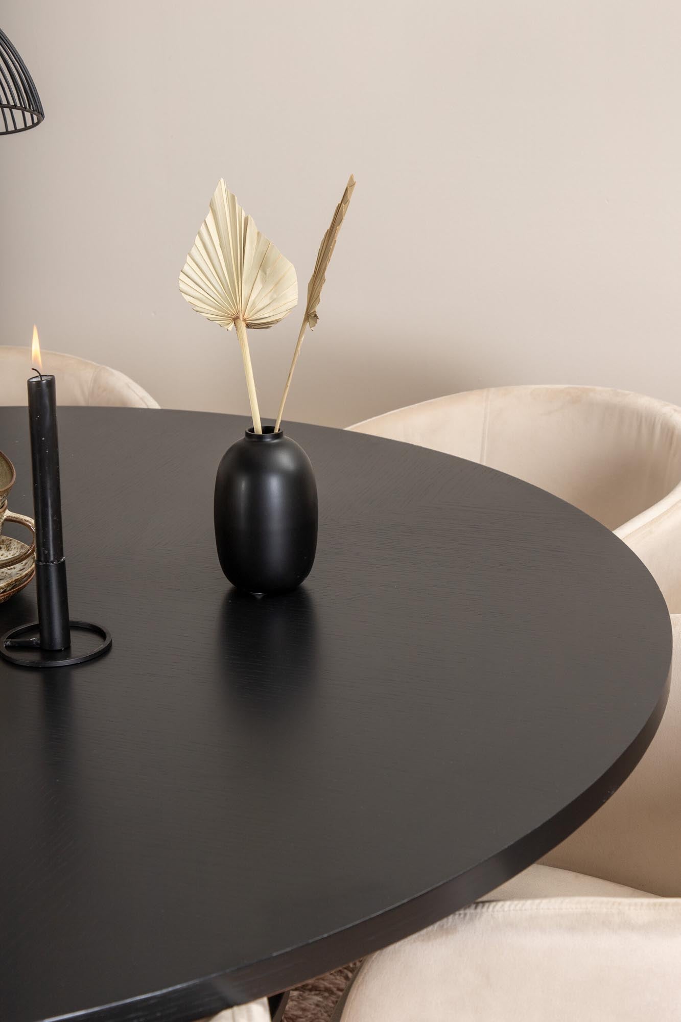 Elegantes Esszimmerset mit rundem Tisch und bequemen Stühlen für gesellige Abende.