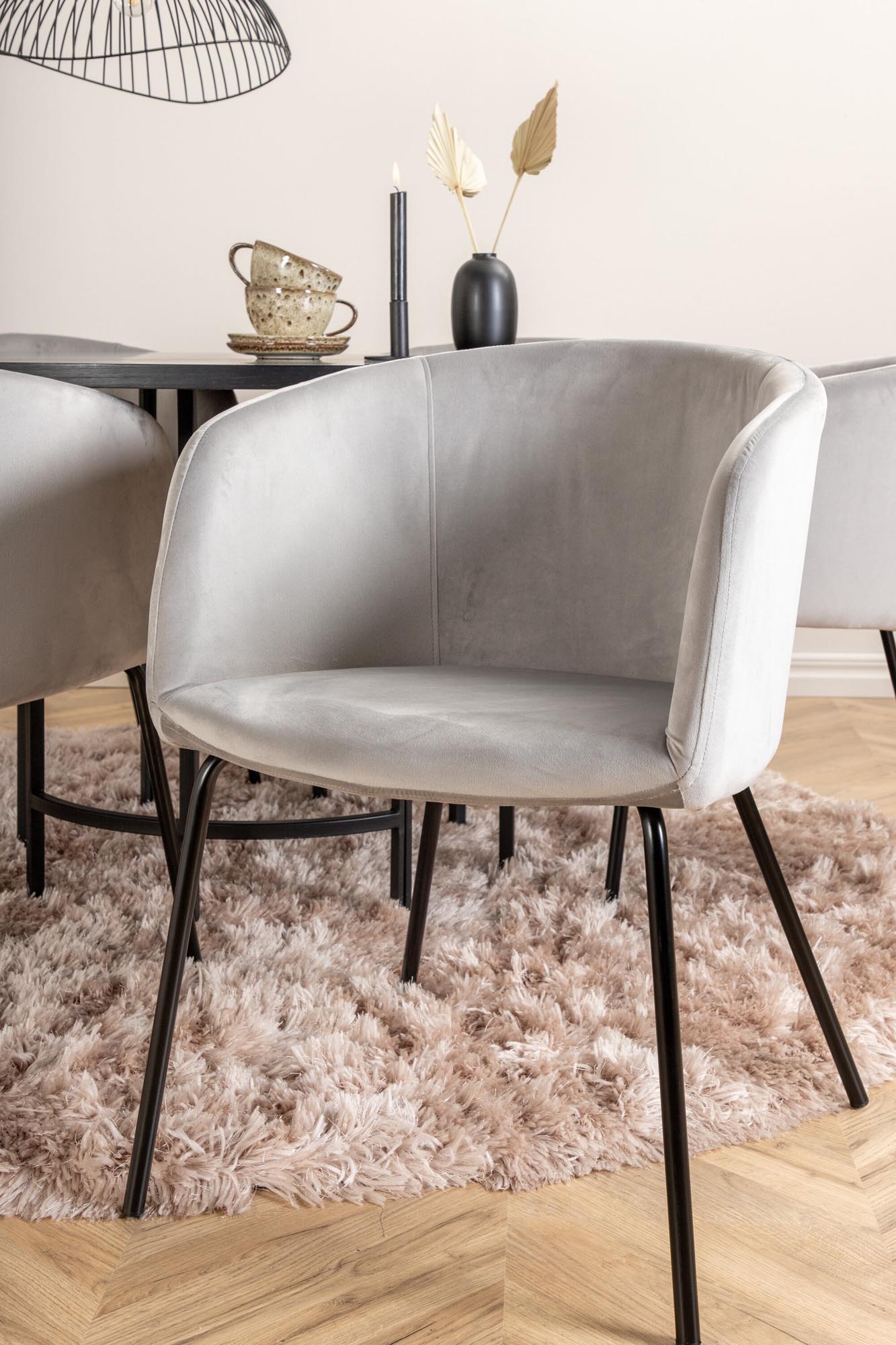 Stilvolles Esszimmerset Copenhagen + Berit von Venture Home: runder Tisch mit 140 cm Durchmesser und 6 komfortablen Stühlen für unvergessliche Momente.