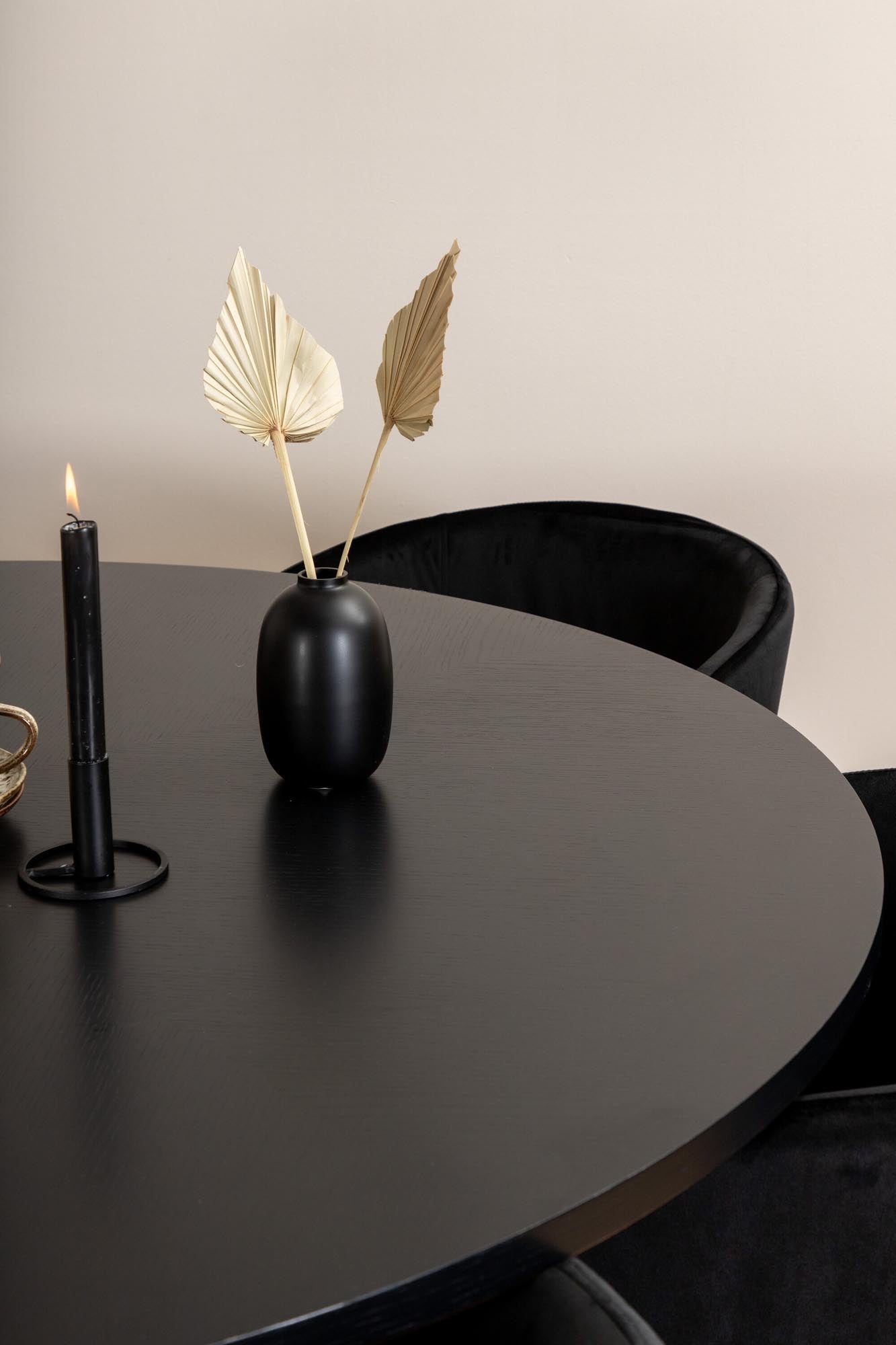 Modernes Esszimmerset mit runden Tisch und bequemen Stühlen für gesellige Abende. Ideal für stilvolles Wohnen und einladende Atmosphäre.