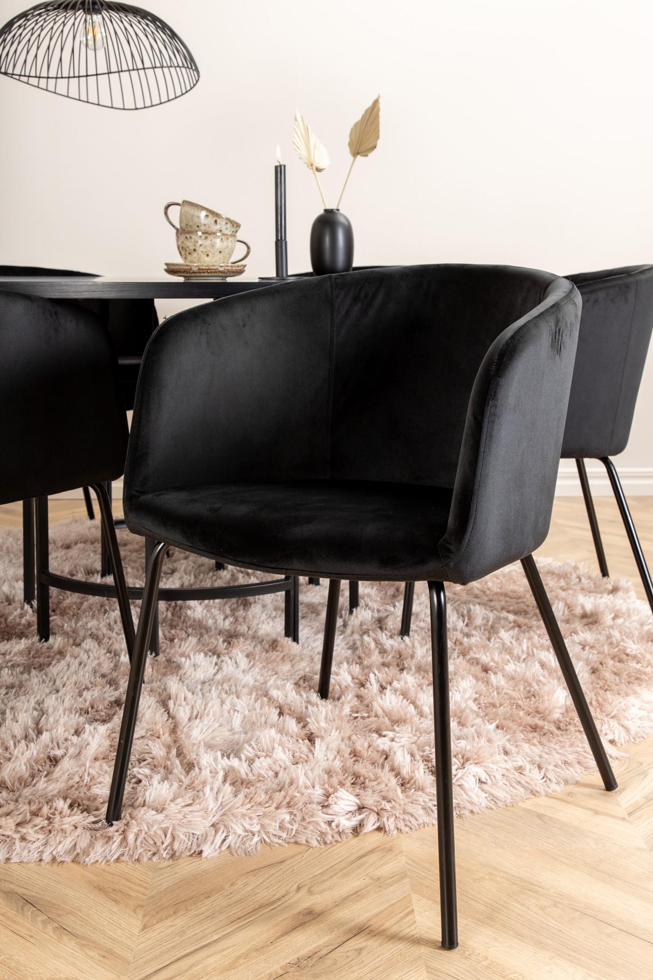 Elegantes Esszimmerset mit rundem Tisch und sechs stilvollen Stühlen. Perfekt für gesellige Runden und ein modernes Wohnambiente.