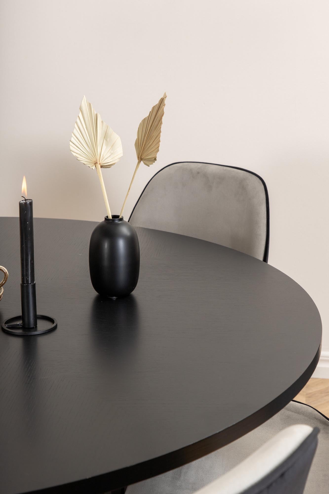 Elegantes Esszimmerset mit runden Tisch und 6 stilvollen Emma-Stühlen. Ideal für gesellige Abende und modernes Ambiente.