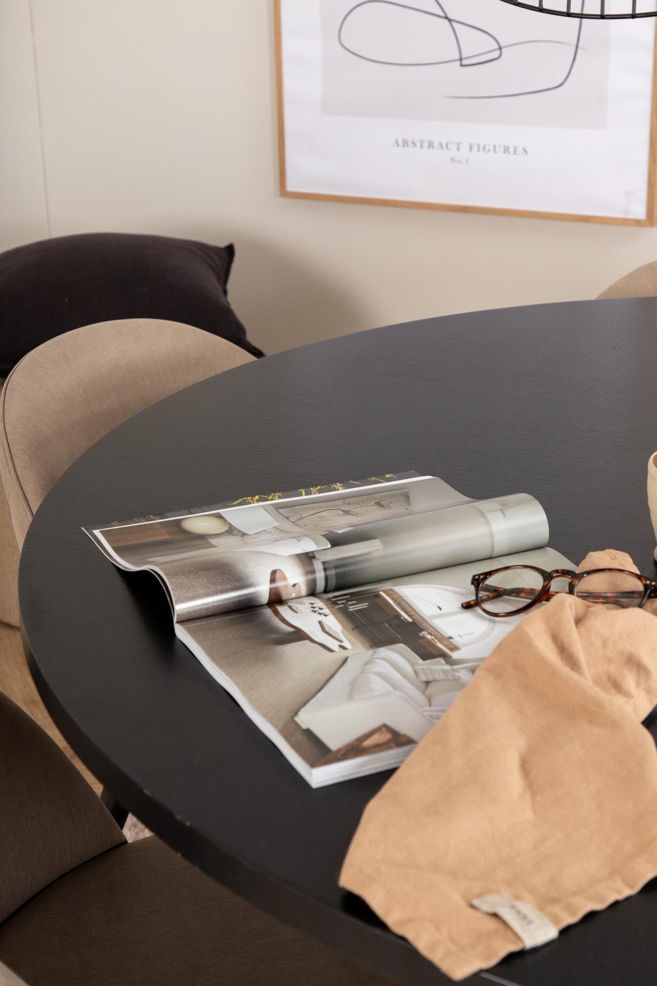 Stilvolles Esszimmerset Copenhagen + Velvet für gesellige Anlässe. Runder Tisch und luxuriöse Stühle schaffen eine einladende Atmosphäre.