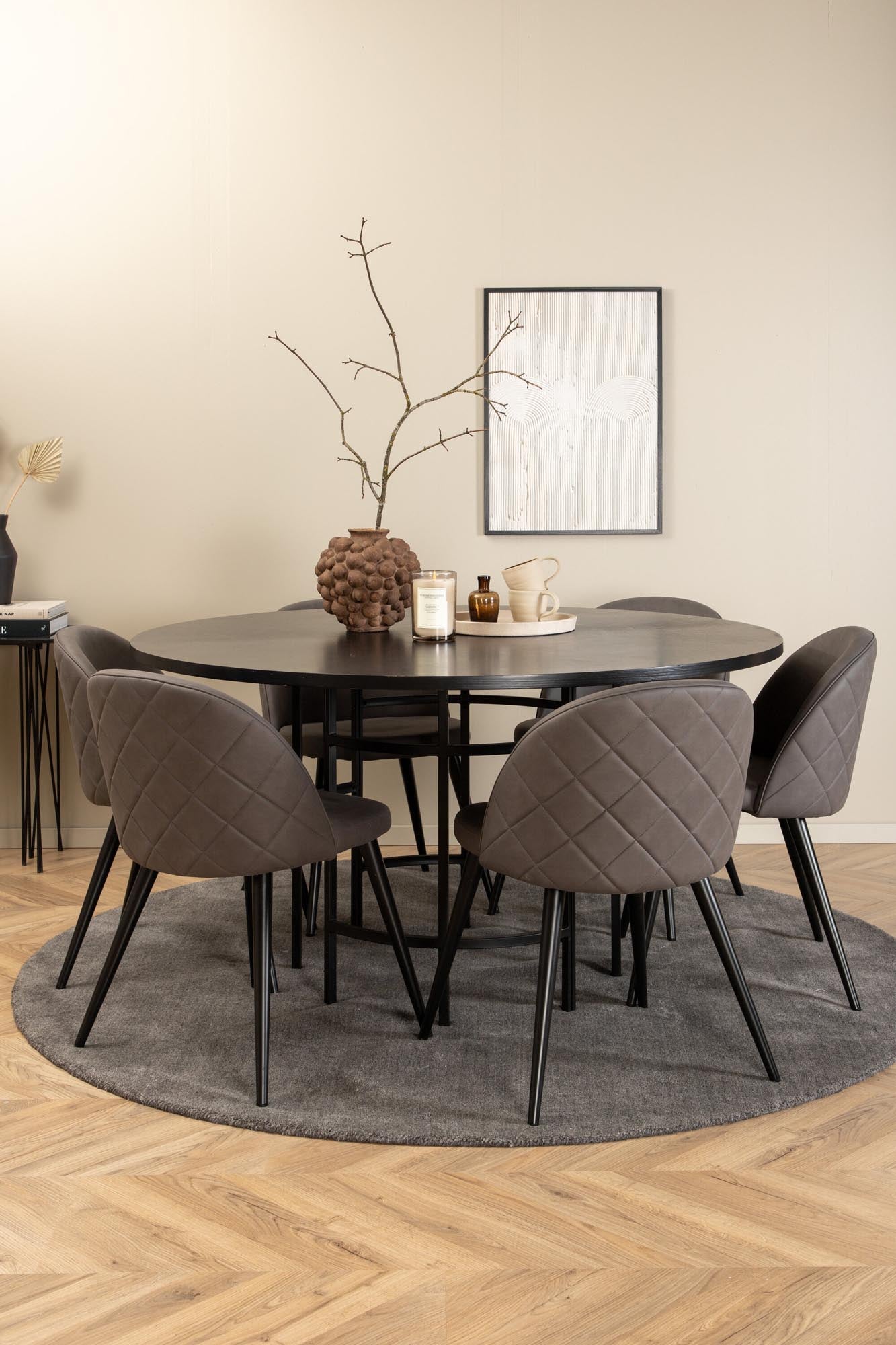 Stilvolles Esszimmerset Copenhagen + Velvet: Runder Tisch für gesellige Abende und luxuriöse Stühle für höchsten Sitzkomfort. Ideal für Ihr Zuhause!