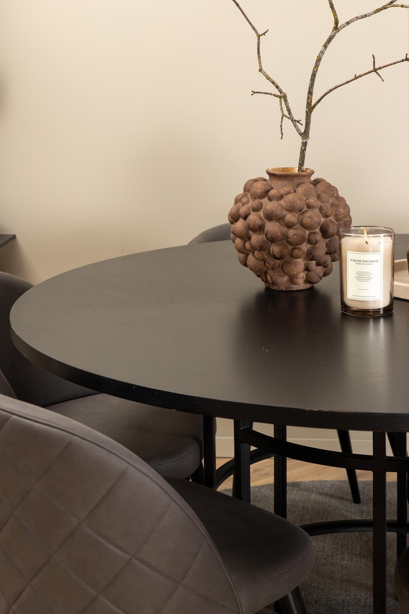 Stilvolles Esszimmerset Copenhagen + Velvet: Runder Tisch und elegante Stühle für gesellige Momente und einladende Atmosphäre.