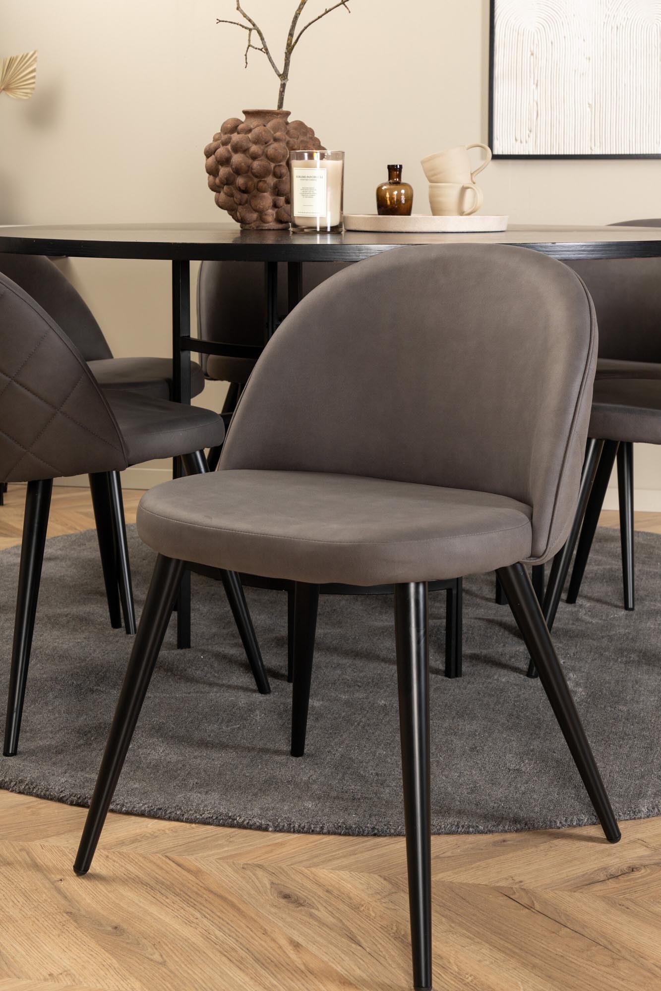 Esszimmerset Copenhagen + Velvet ⌀140cm/6St. in Grau / Schwarz präsentiert im Onlineshop von KAQTU Design AG. Esszimmerset ist von Venture Home