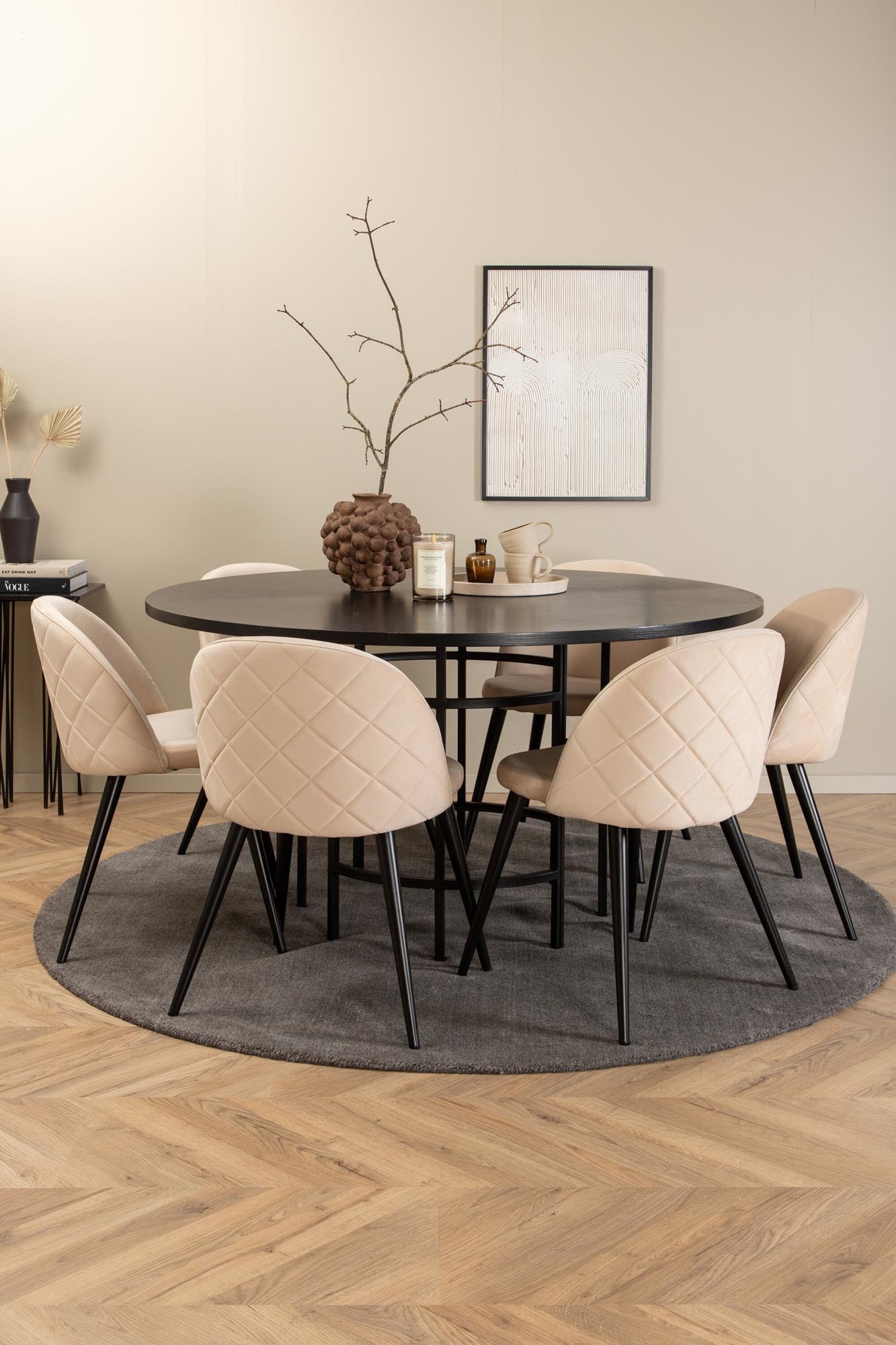 Elegantes Esszimmerset Copenhagen + Velvet mit rundem Tisch (⌀140cm) für gesellige Abende und stilvolle Stühle für maximalen Komfort.