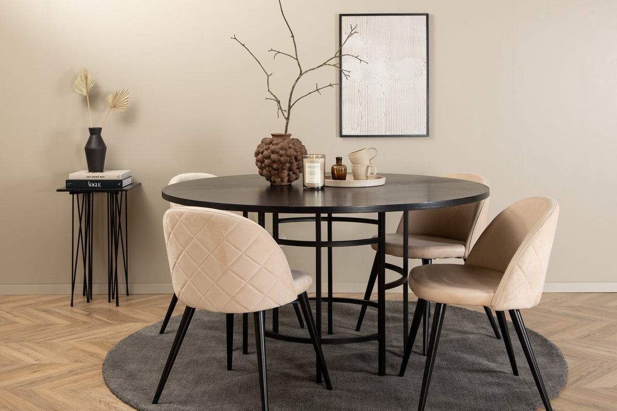 Esstisch Copenhagen mit brauner MDF-Furnier-Platte, Stahlbeinen und cremefarbenen Velvet-Stühlen mit schwarzem, pulverbeschichtetem Gestell.