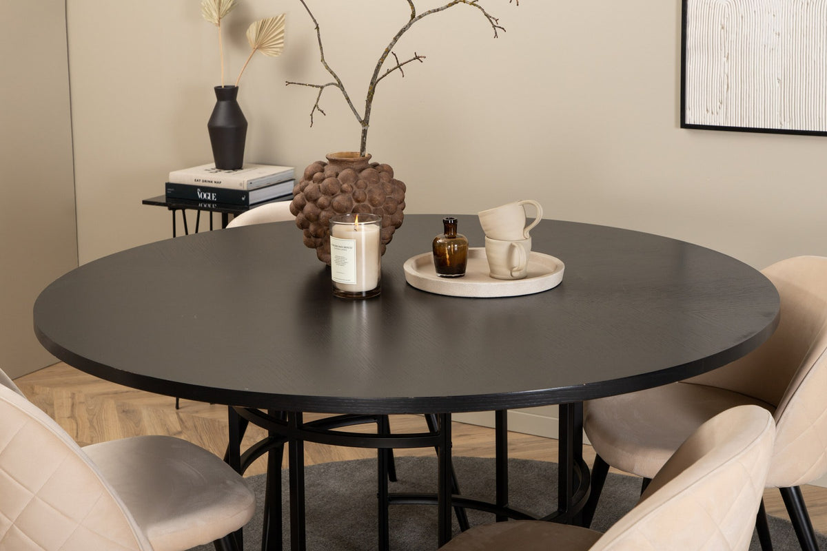 Esstisch Copenhagen mit brauner MDF-Furnier-Platte, Stahlbeinen und cremefarbenen Velvet-Stühlen mit schwarzem, pulverbeschichtetem Gestell.