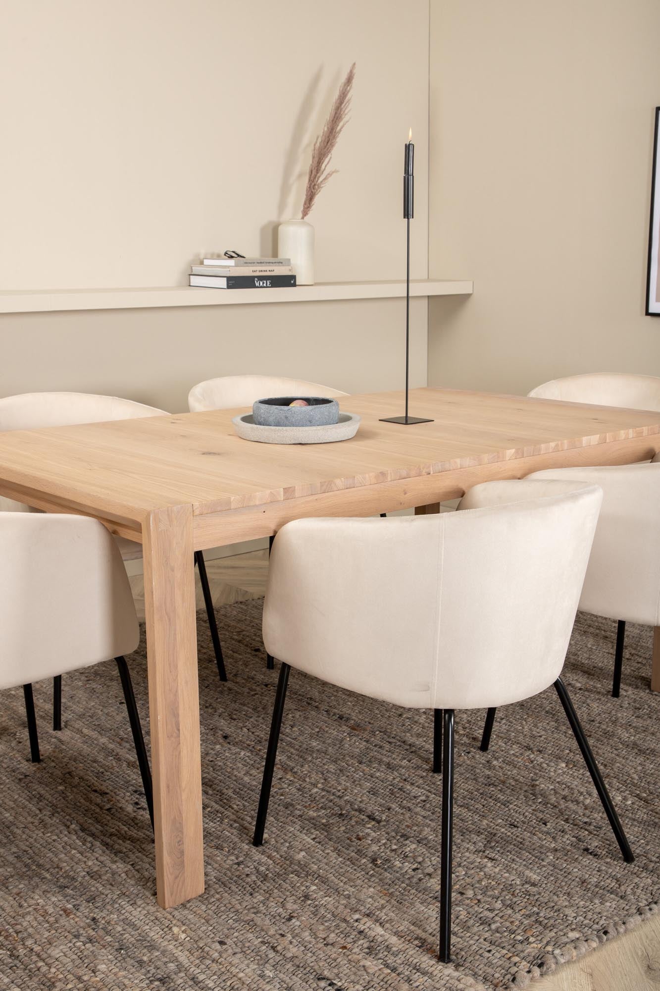 Stilvolles Esszimmerset mit ausziehbarem Tisch und bequemen Samtstühlen. Ideal für gesellige Abende und festliche Anlässe.