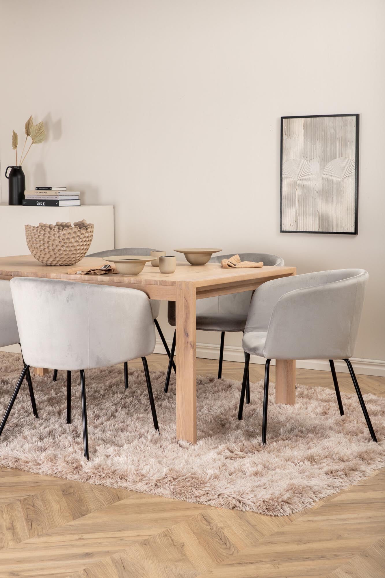 Entdecken Sie das Slider Esszimmerset von Venture Home: Ein stilvoller, ausziehbarer Tisch (170-250 cm) und 6 elegante Berit Stühle aus beigem Samt für Ihr Zuhause.