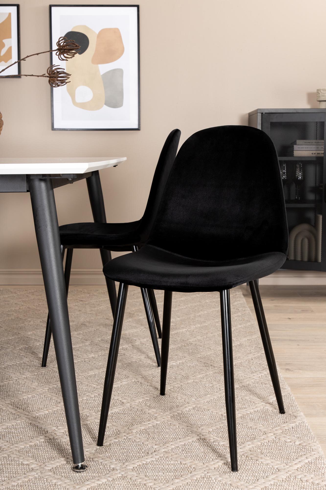 Jimmy Esszimmerset + Polar 150cm/4St. in Schwarz präsentiert im Onlineshop von KAQTU Design AG. Esszimmerset ist von Venture Home