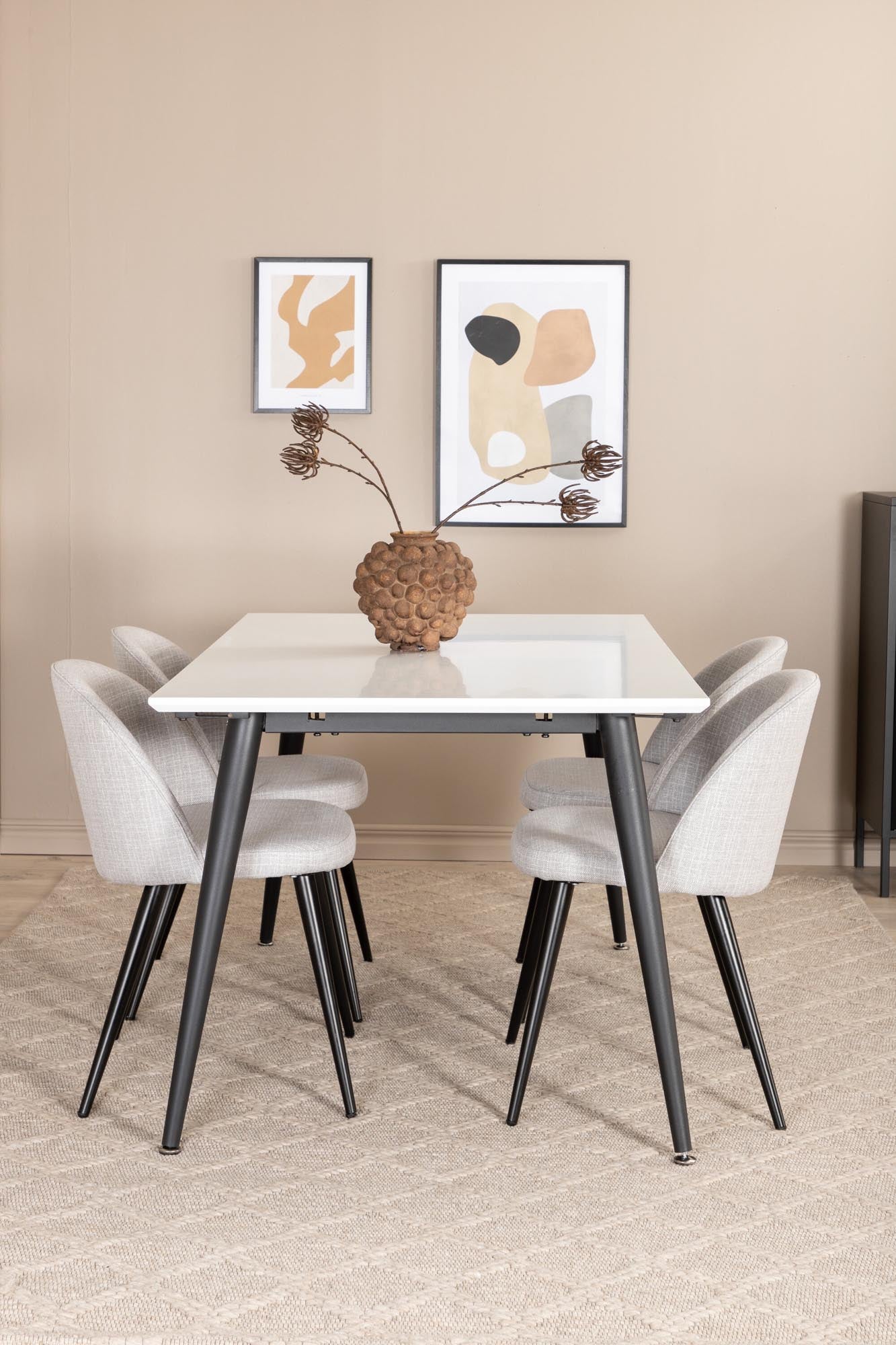 Luxuriöses Jimmy Esszimmerset mit 4 Samtstühlen, 150cm, von Venture Home.