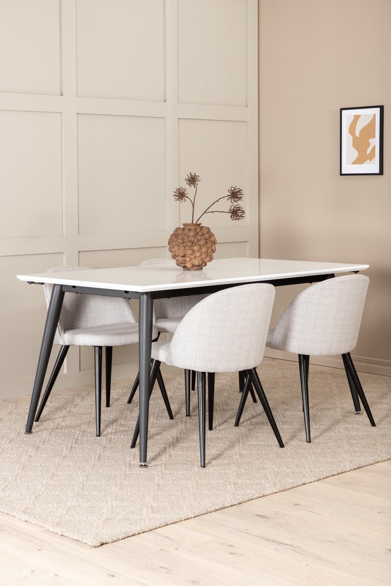 Elegantes Jimmy Esszimmerset von Venture Home mit ausziehbarem Tisch und 4 stilvollen Velvet-Stühlen für unvergessliche Essmomente.