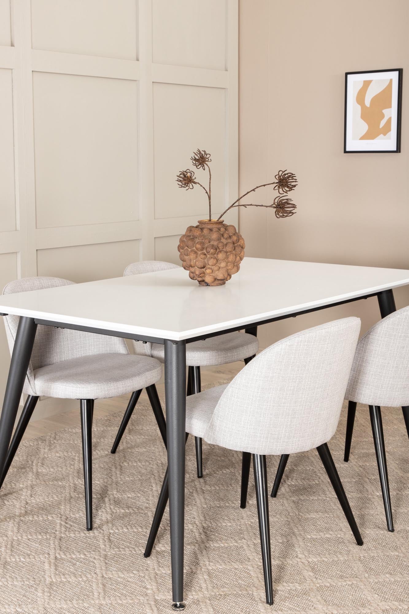 Luxuriöses Jimmy Esszimmerset mit 4 Samtstühlen, 150cm, von Venture Home.