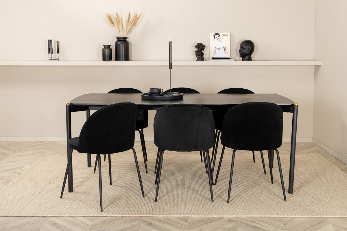 Esszimmerset Pelle mit schwarzem MDF-Tisch und sechs gepolsterten Wrinkles-Stühlen aus schwarzem Samt und Metallbeinen aus Stahl.