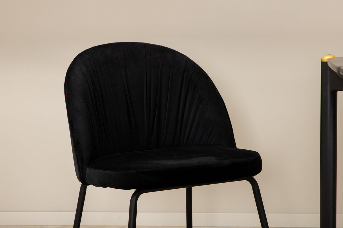 Esszimmerset Pelle mit schwarzem MDF-Tisch und sechs gepolsterten Wrinkles-Stühlen aus schwarzem Samt und Metallbeinen aus Stahl.
