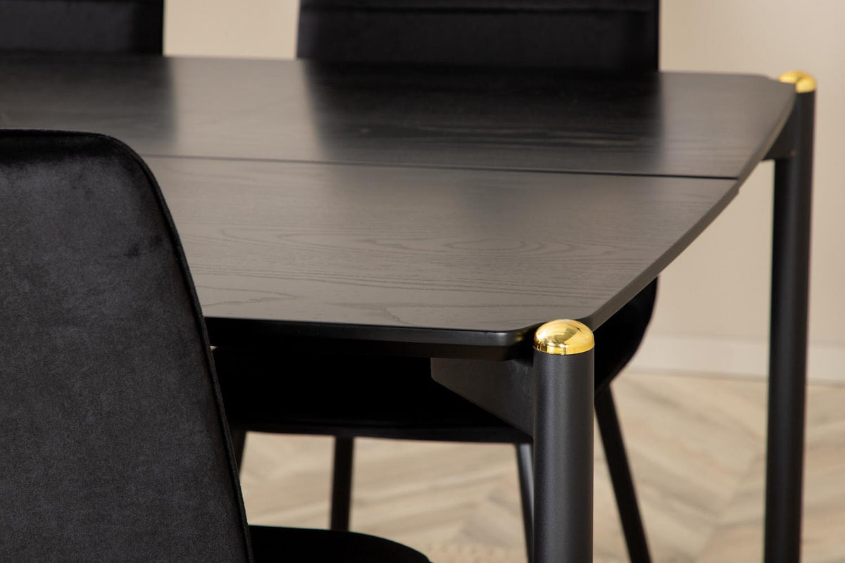 Esszimmerset Pelle mit schwarzem MDF-Tisch mit Furnier und sechs Windu Stühlen aus schwarzem Samt mit Metallgestell und Kissen.