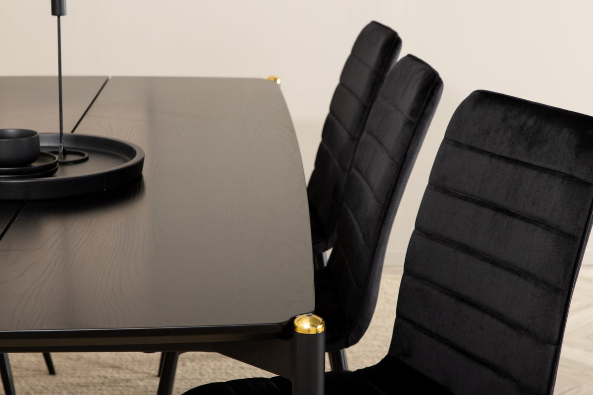 Esszimmerset Pelle mit schwarzem MDF-Tisch mit Furnier und sechs Windu Stühlen aus schwarzem Samt mit Metallgestell und Kissen.