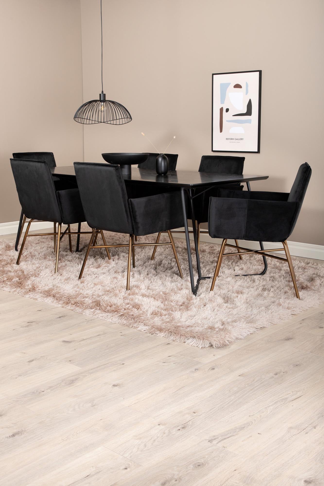 Stilvolles Esszimmerset von Venture Home: 190 cm Tisch und 6 bequeme Stühle aus edlem Samt für moderne Esszimmer.