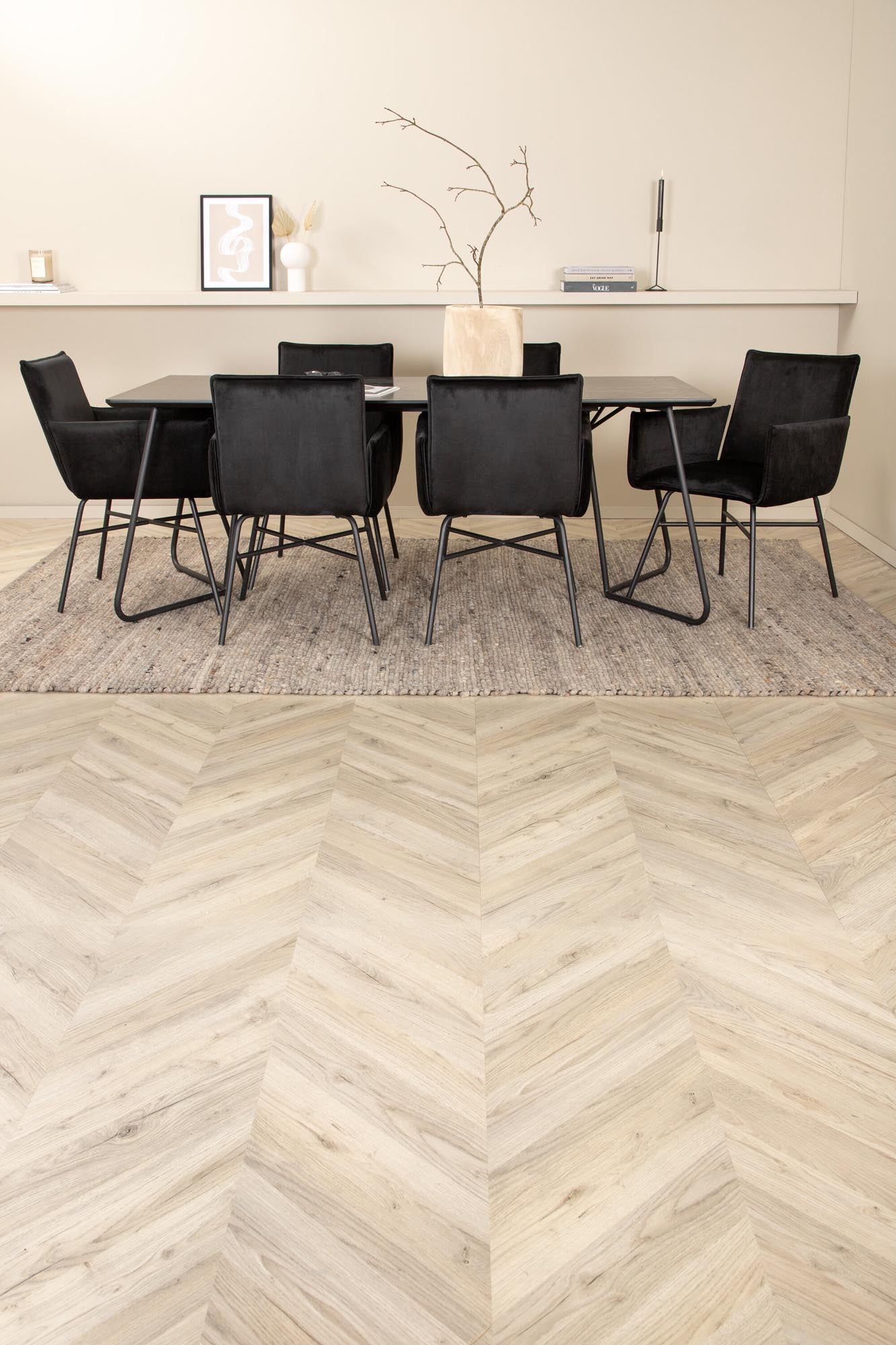 Entdecken Sie das elegante Petra Esszimmerset von Venture Home: 190 cm Tisch und 6 bequeme Stühle für stilvolle Dinnerpartys und gemütliche Familienessen.