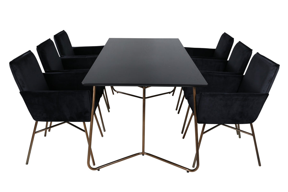 Petra Esszimmerset: Esstisch mit schwarzer MDF-Platte und Furnier in Used-Optik, sechs Stühle mit Samtbezug in Kupfer/Schwarz und Eisenbeinen.