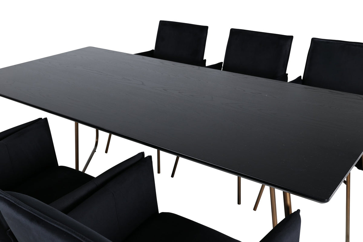 Petra Esszimmerset: Esstisch mit schwarzer MDF-Platte und Furnier in Used-Optik, sechs Stühle mit Samtbezug in Kupfer/Schwarz und Eisenbeinen.