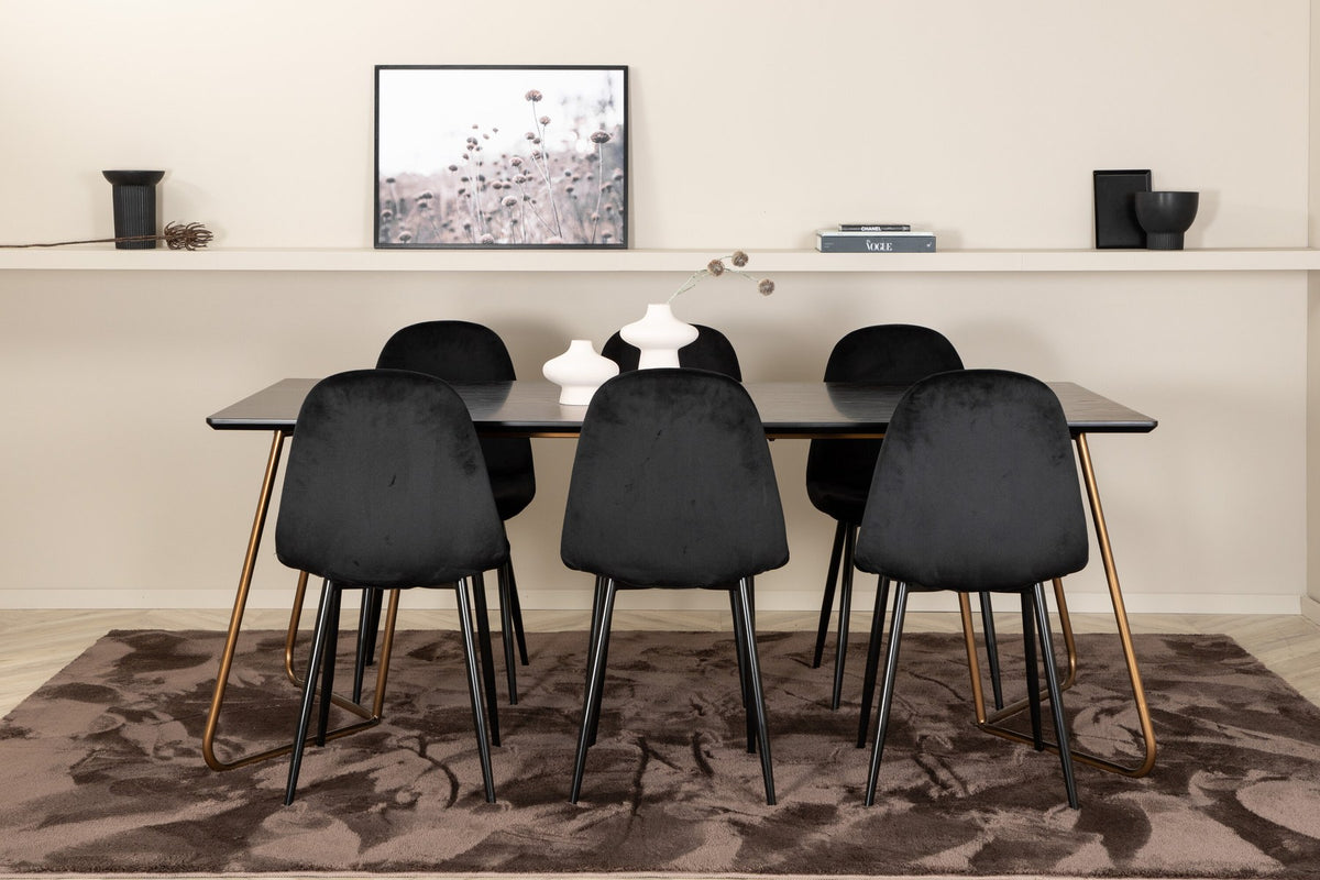 Esszimmerset Petra + Polar: schwarzer Tisch mit MDF-Furnierplatte auf Stahlbeinen, sechs Stühle mit Samt-Sitzkissen und Bugholzbeinen.