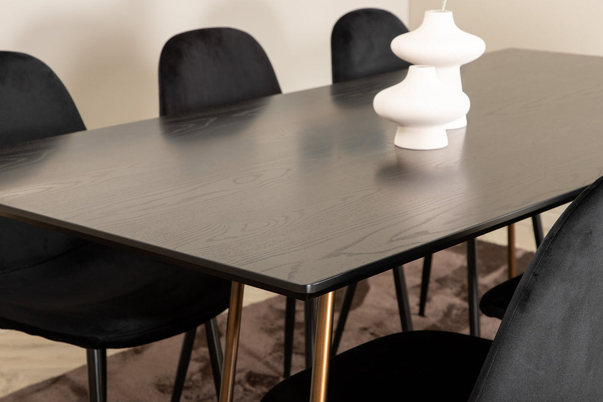 Esszimmerset Petra + Polar: schwarzer Tisch mit MDF-Furnierplatte auf Stahlbeinen, sechs Stühle mit Samt-Sitzkissen und Bugholzbeinen.