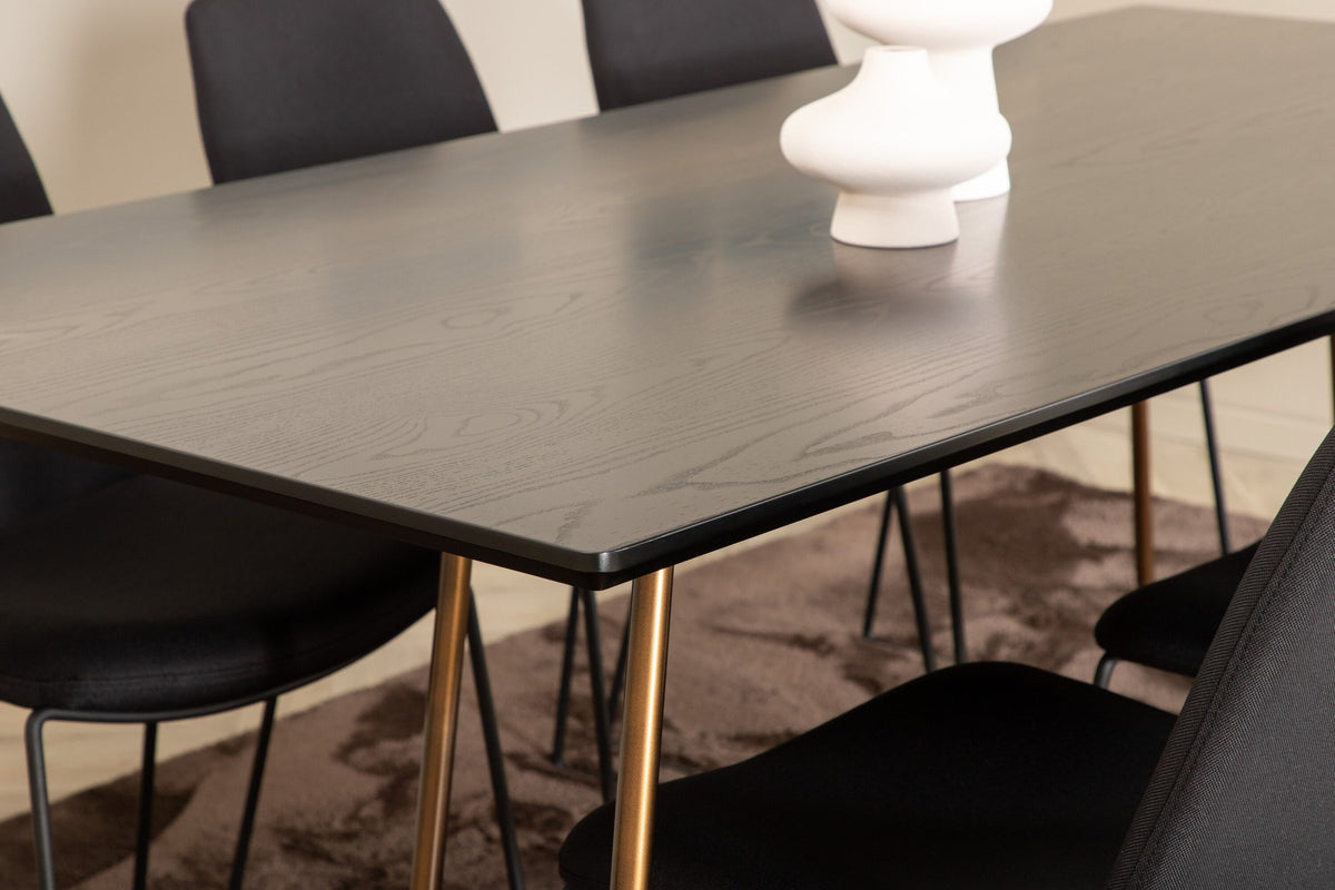 Schwarzes Esszimmerset Petra von Venture Home: Esstisch mit Tischplatte aus MDF und Furnier sowie sechs Stühle Muce mit Stahlbeinen.
