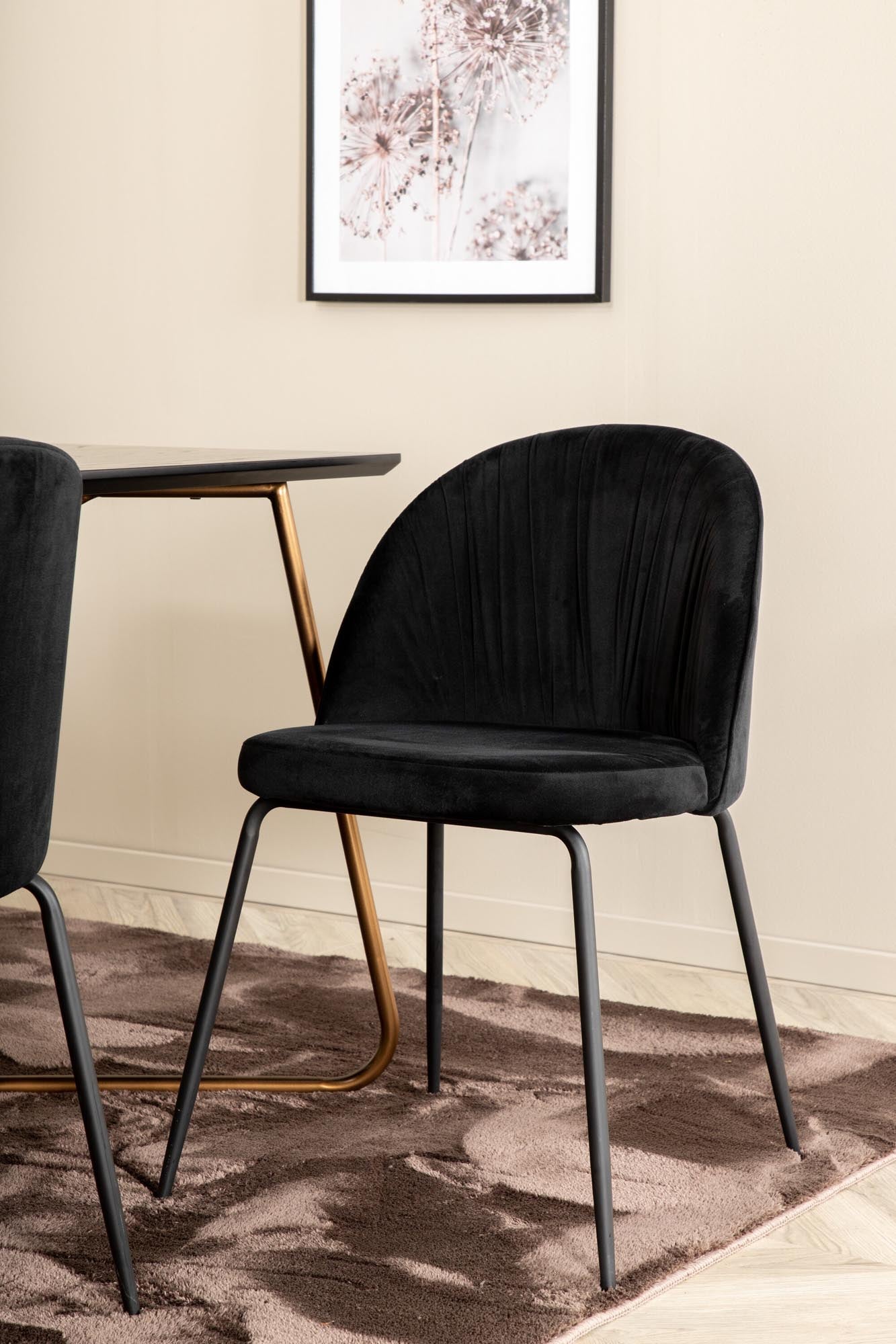 Petra Esszimmerset 190cm: Modernes Esszimmer mit luxuriösen Wrinkles-Stühlen aus Samt und elegantem skandinavischen Tischdesign.