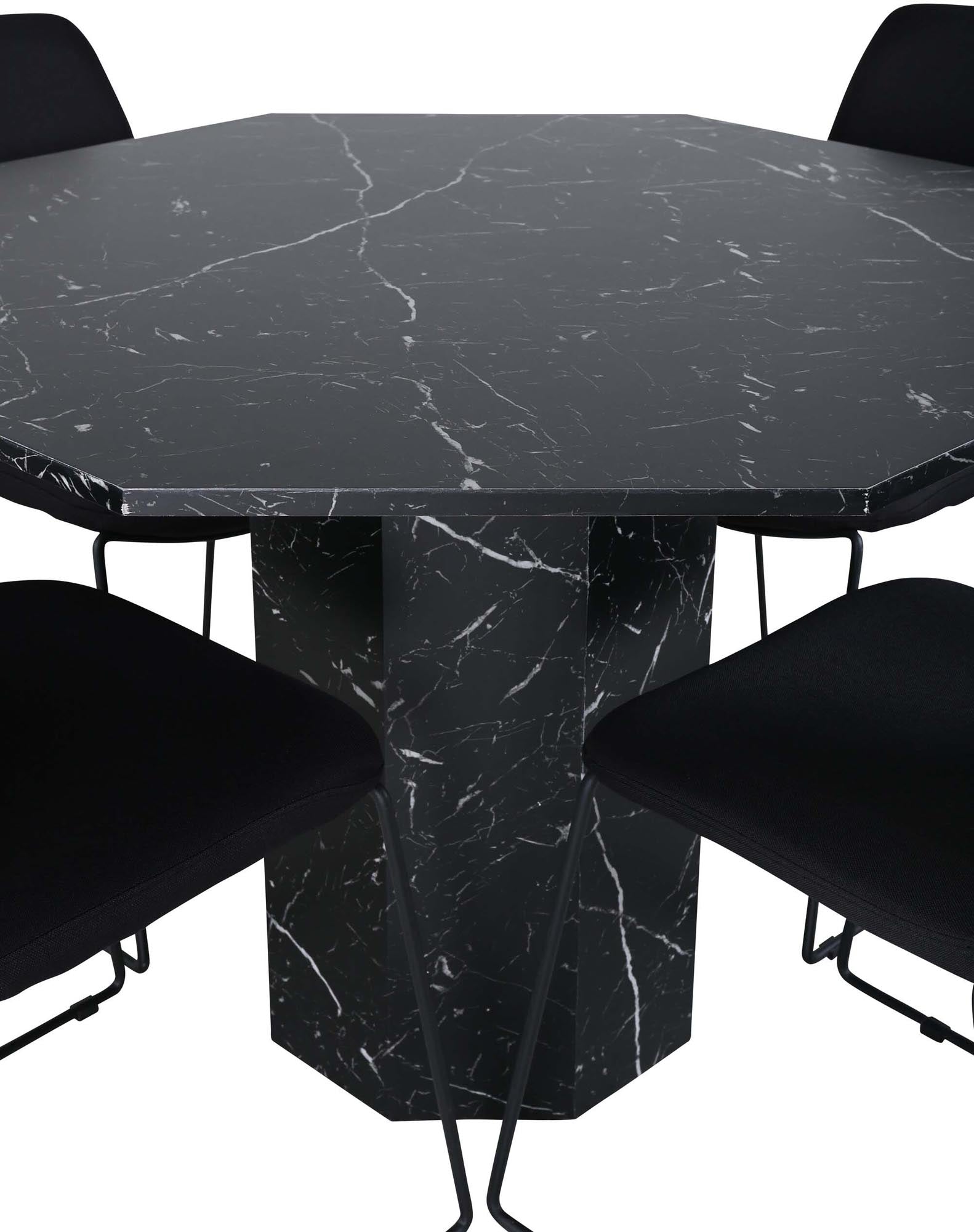 Entdecken Sie das Marbs Esszimmerset von Venture Home: stilvolles Achteck-Design, schwarze Marmorglasplatte und moderne Muce-Stühle für Ihr Zuhause.