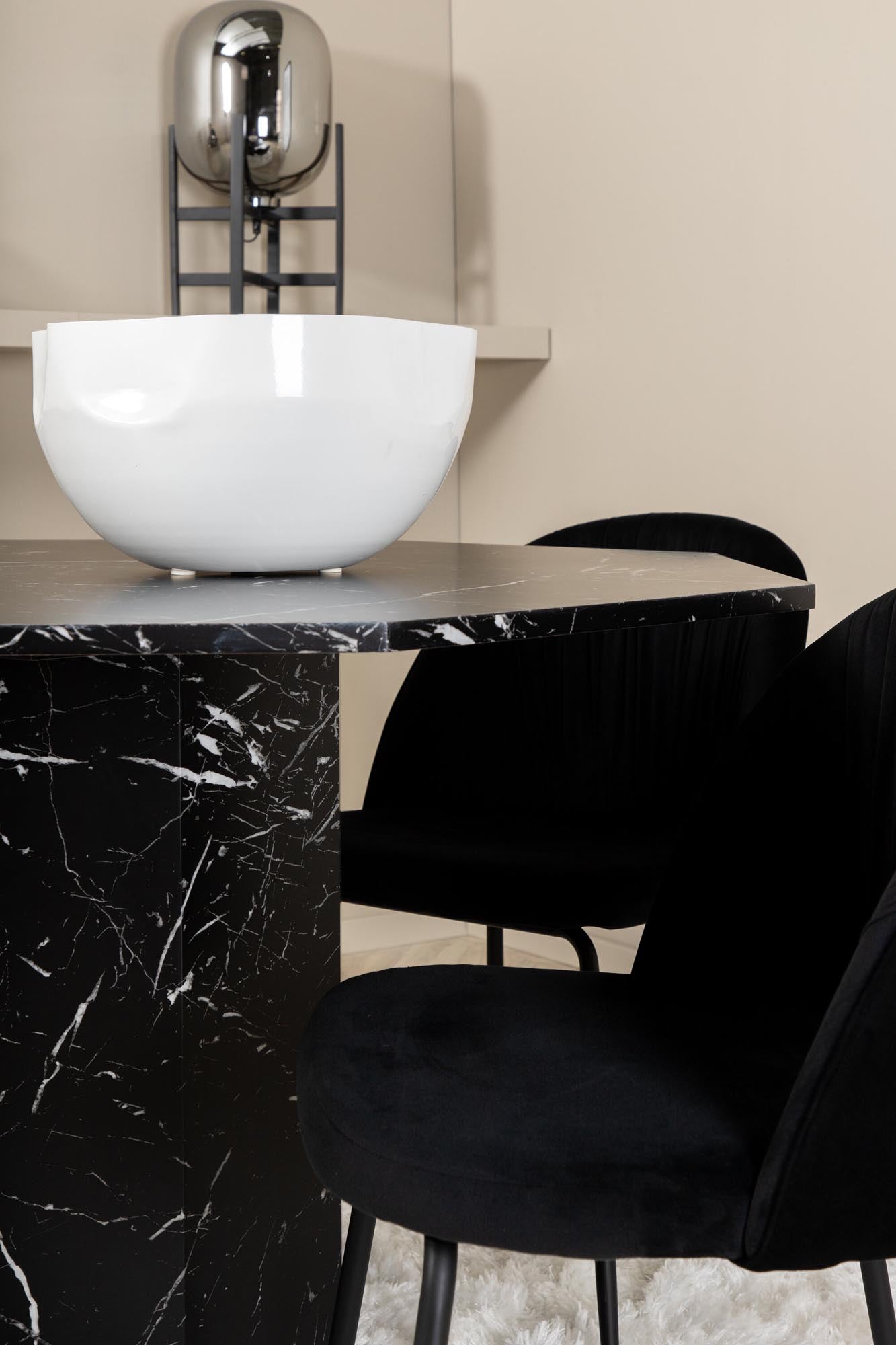 Stilvolles Esszimmerset Marbs + Wrinkles, runder Tisch mit schwarzem Marmorglas, 4 komfortable Stühle aus Samt, ideal für gesellige Abende.