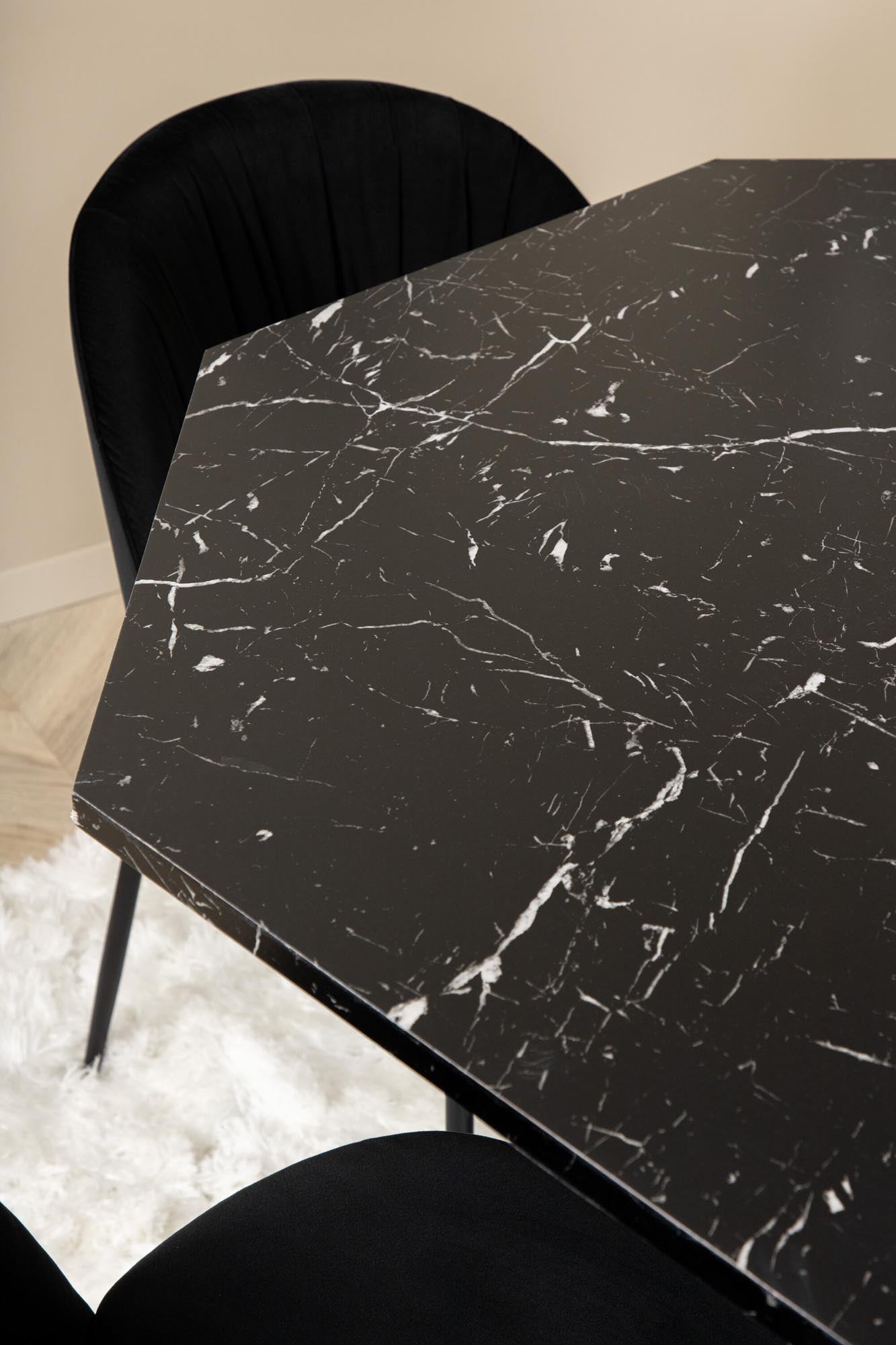 Marbs Esszimmerset + Wrinkles ⌀110cm/4St. in Schwarz präsentiert im Onlineshop von KAQTU Design AG. Esszimmerset ist von Venture Home