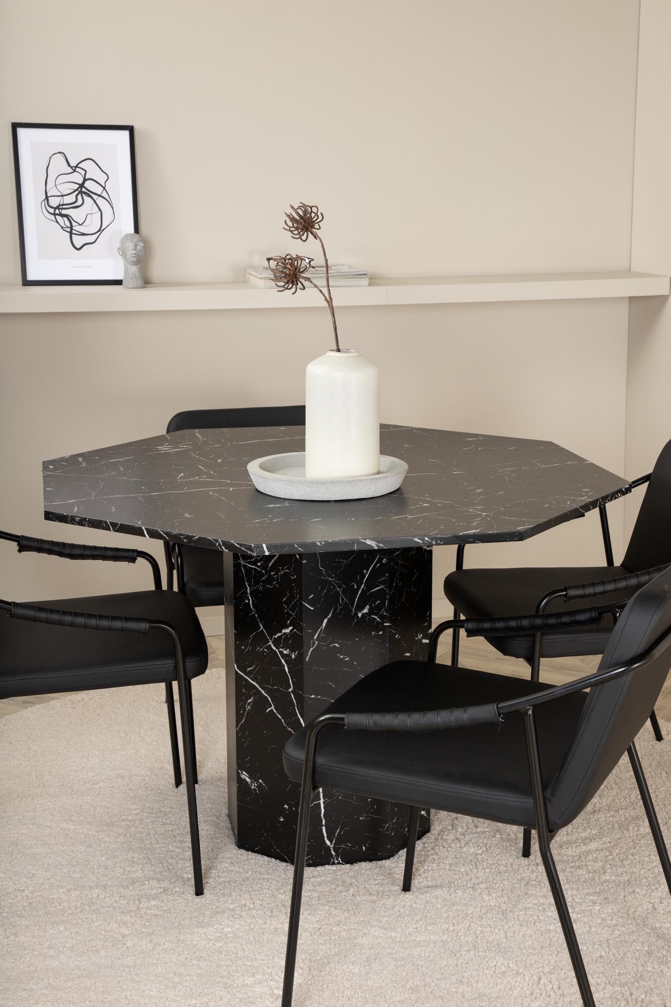 Stilvolles Esszimmerset mit luxuriösem Achteck-Tisch und 4 bequemen Stühlen aus Kunstleder. Ideal für moderne Esszimmer und gesellige Runden!