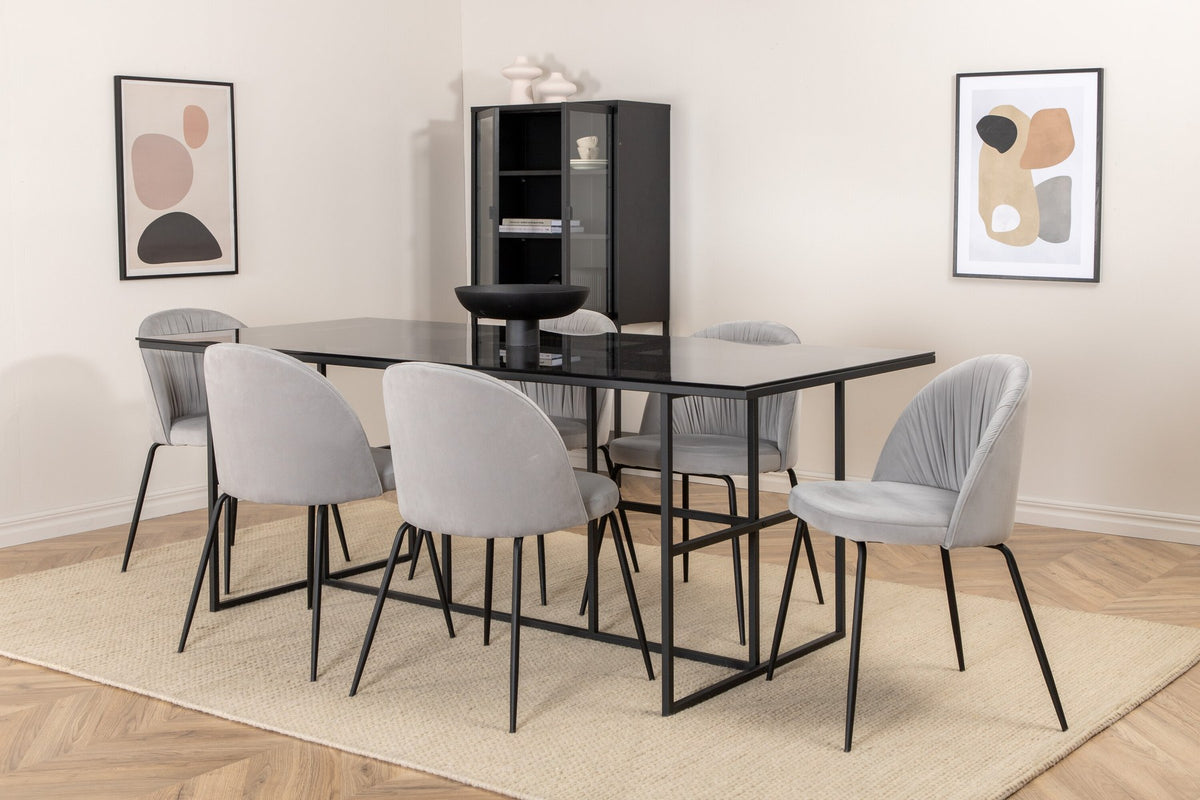 Esszimmerset von Venture Home: rechteckiger Glastisch 200x90cm mit schwarzem Stahlgestell und zwei Stühlen mit grauem Samtbezug und schwarzen Metallbeinen.