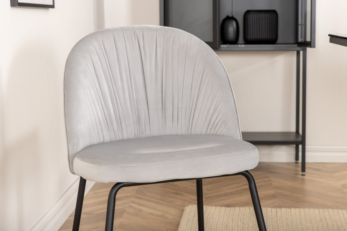 Esszimmerset von Venture Home: rechteckiger Glastisch 200x90cm mit schwarzem Stahlgestell und zwei Stühlen mit grauem Samtbezug und schwarzen Metallbeinen.