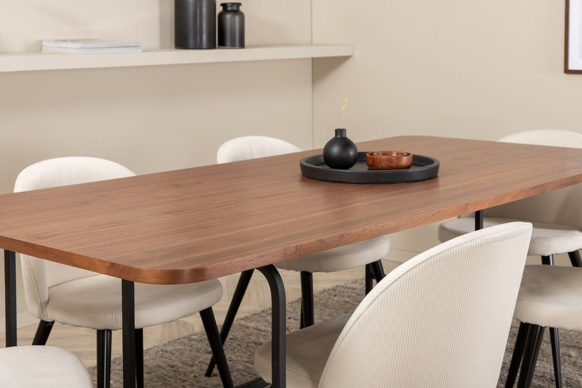 Rechteckiger Esstisch mit Nussbaum-MDF-Platte und Stahlgestell, kombiniert mit Esszimmerstühlen mit Creme Polyester-Cord-Bezug und Stahlbeinen.
