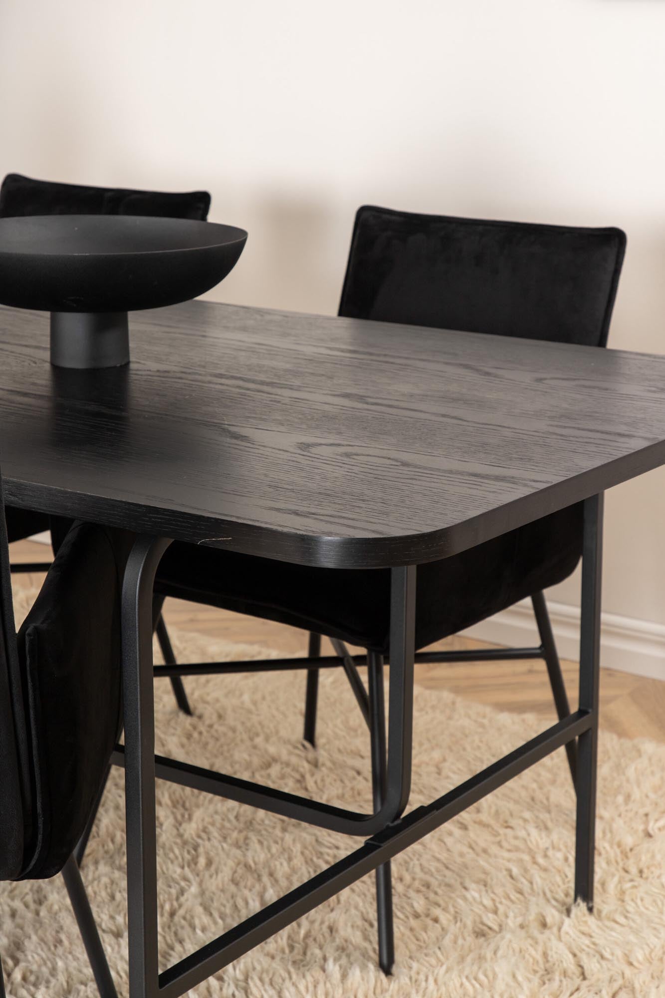 Elegantes Uno Esszimmerset: Schwarzer MDF-Tisch, 200cm, mit luxuriösen Samtstühlen. Stilvoll und komfortabel.