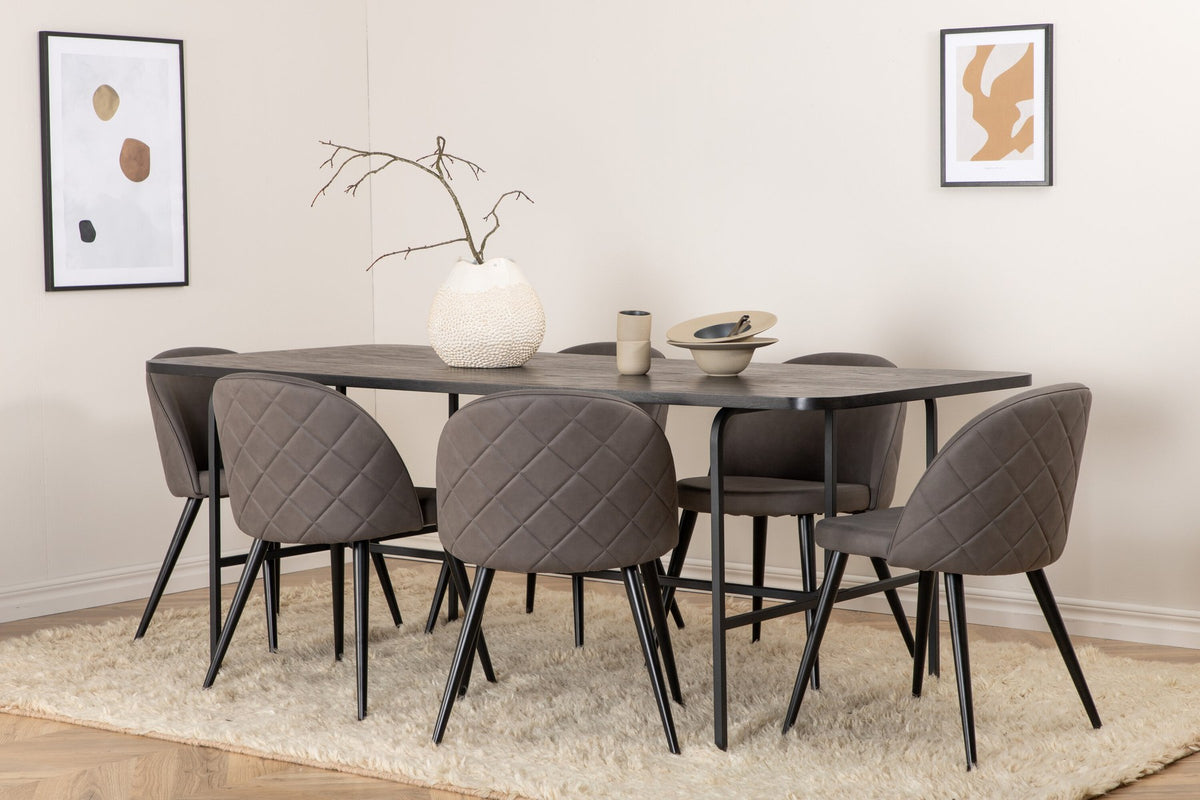 Esszimmerset Uno & Velvet: rechteckiger Esstisch mit schwarzer MDF-Furnier-Platte und Metallgestell, dazu Stühle mit grauem Samtbezug und Eisenbeinen.