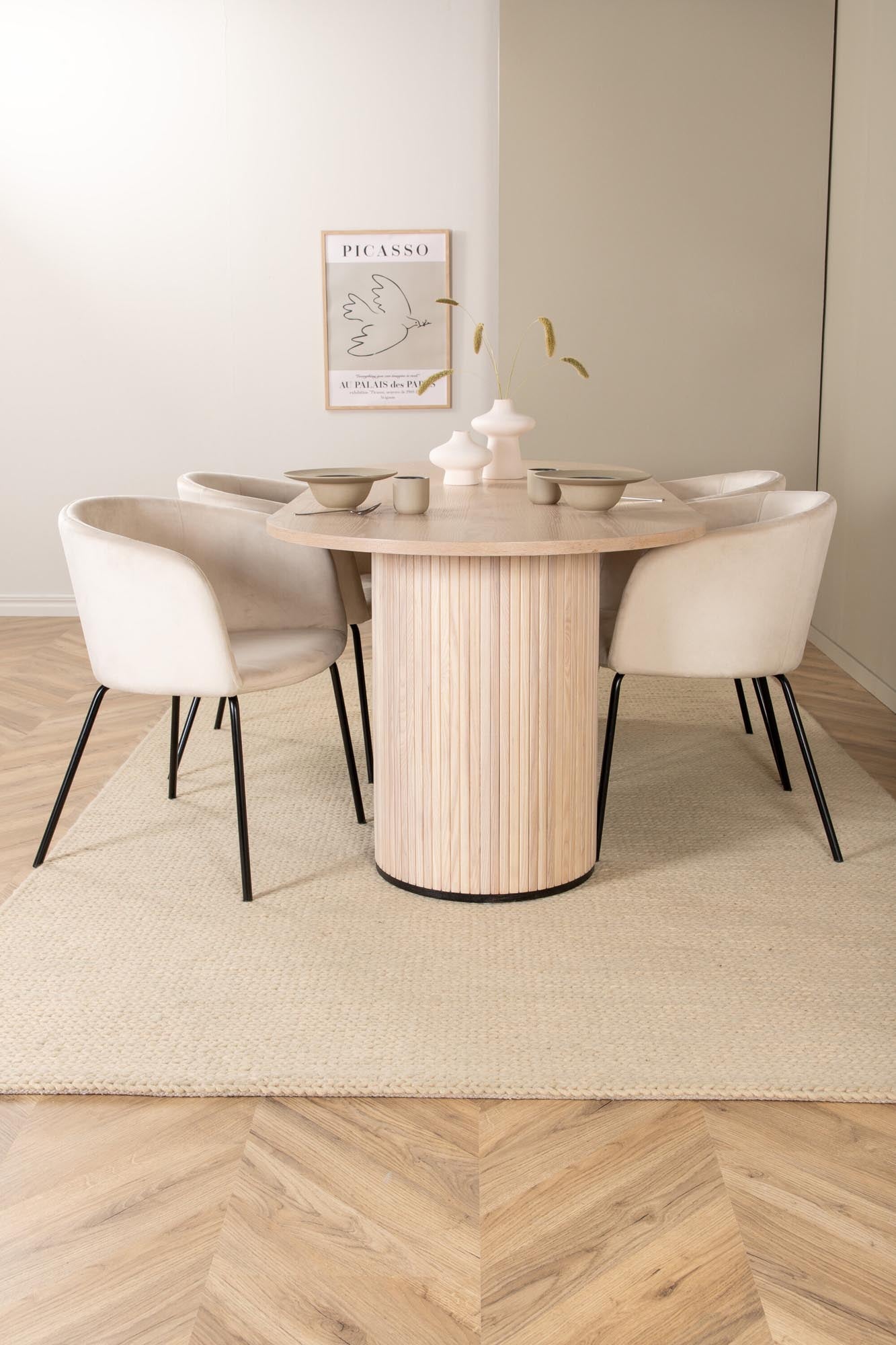 Bianca Esszimmerset von Venture Home: Eleganter ovaler Tisch und stilvolle Samtstühle für luxuriösen Komfort und gesellige Runden.