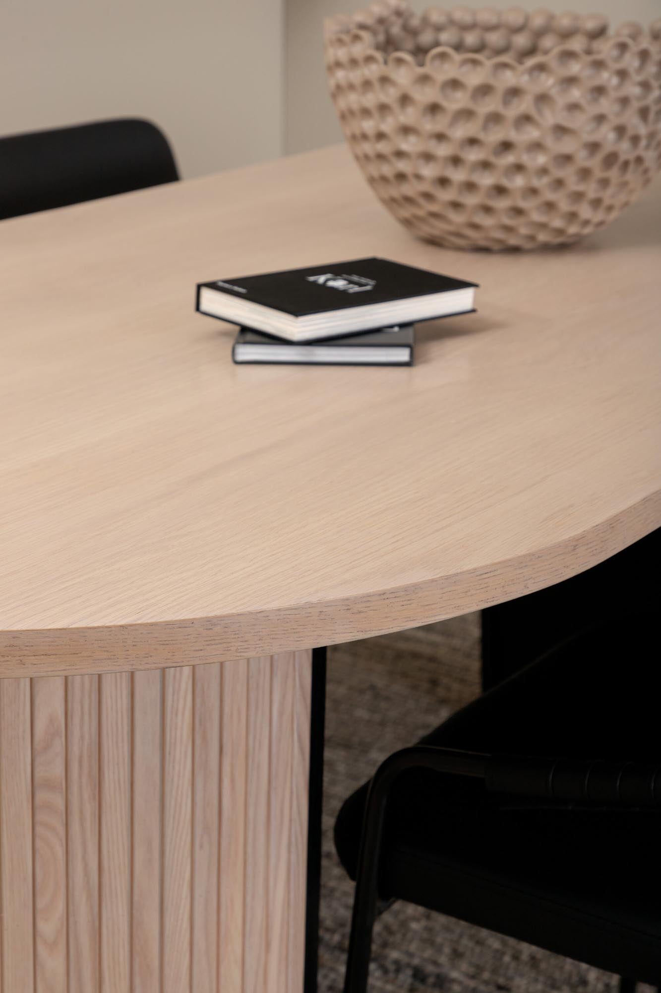 Modernes Bianca Esszimmerset von Venture Home: ovaler Tisch (200cm) und 4 komfortable Stühle für elegantes Wohnen und gesellige Abende.