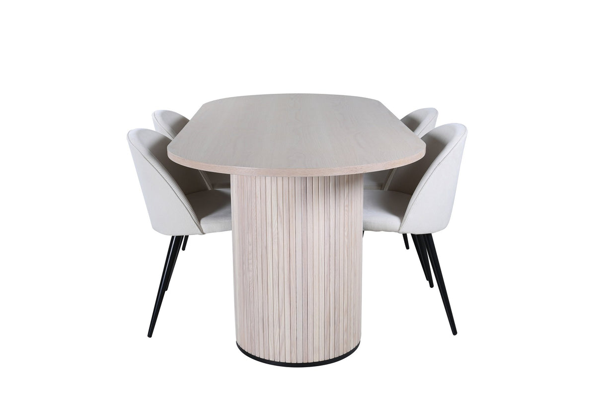 Ovaler Esstisch mit weiss lasierter MDF-Tischplatte und vier Samtstühlen mit schwarzen Stahlbeinen, cremefarbenes Esszimmerset.