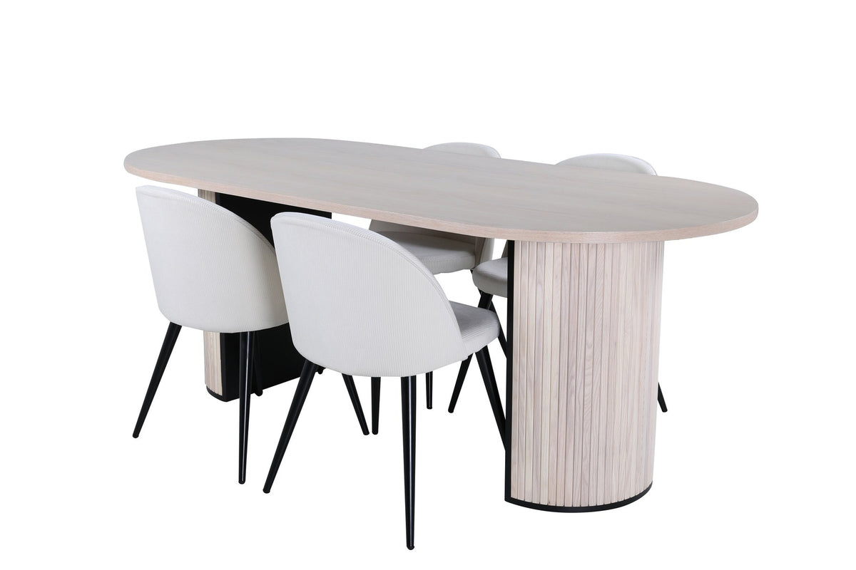 Ovaler Esstisch mit weiss lasierter MDF-Tischplatte und vier Samtstühlen mit schwarzen Stahlbeinen, cremefarbenes Esszimmerset.