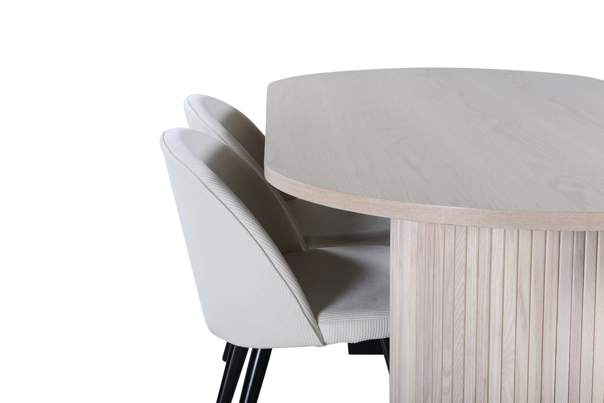 Ovaler Esstisch mit weiss lasierter MDF-Tischplatte und vier Samtstühlen mit schwarzen Stahlbeinen, cremefarbenes Esszimmerset.
