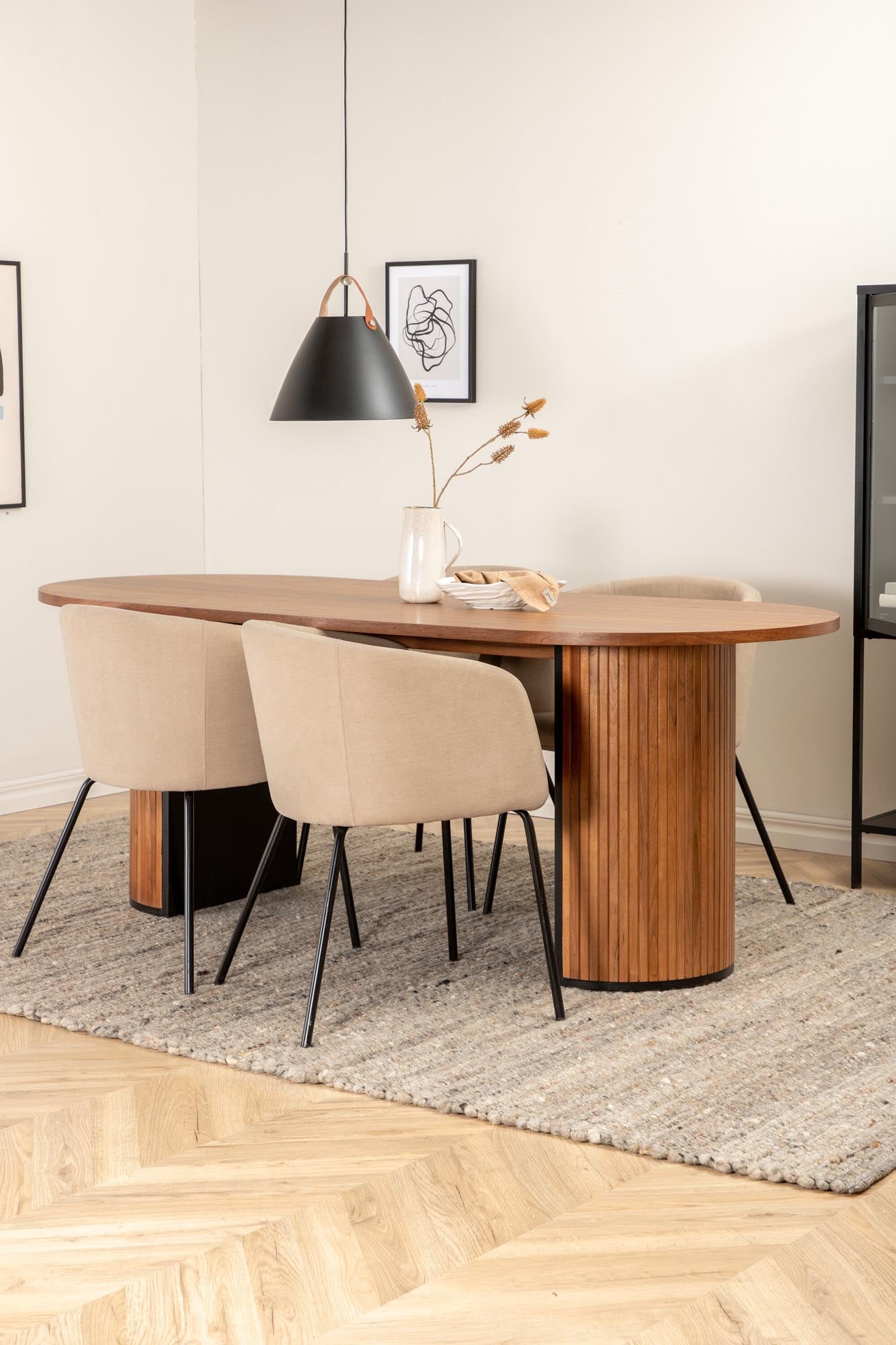 Bianca Esszimmerset + Berit 200cm/4St. in Walnuss / Schwarz präsentiert im Onlineshop von KAQTU Design AG. Esszimmerset ist von Venture Home